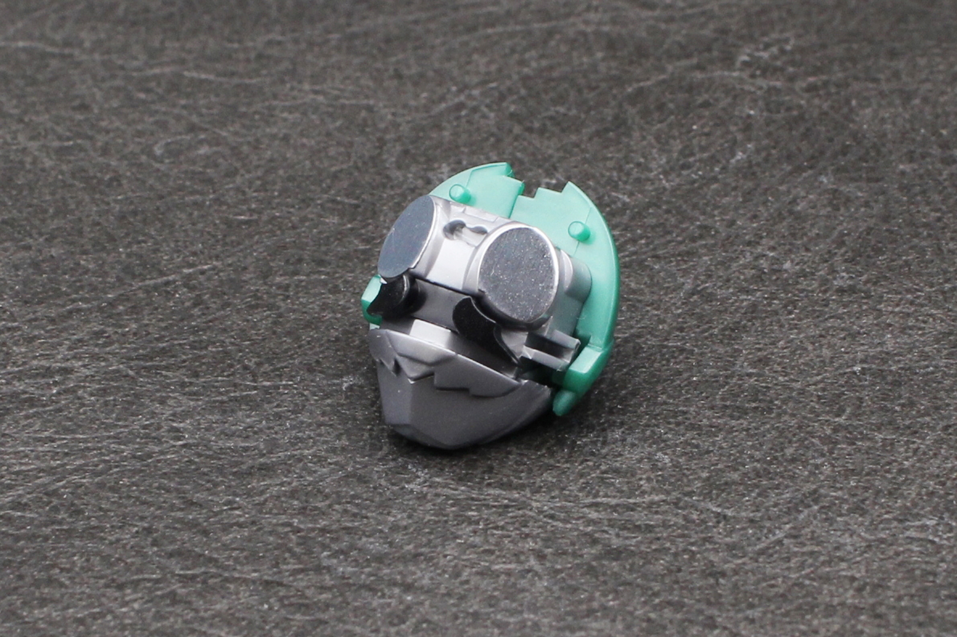 クラッシャー上側のパーツを取り付け、Cアイの裏にあたる場所にシールを貼る