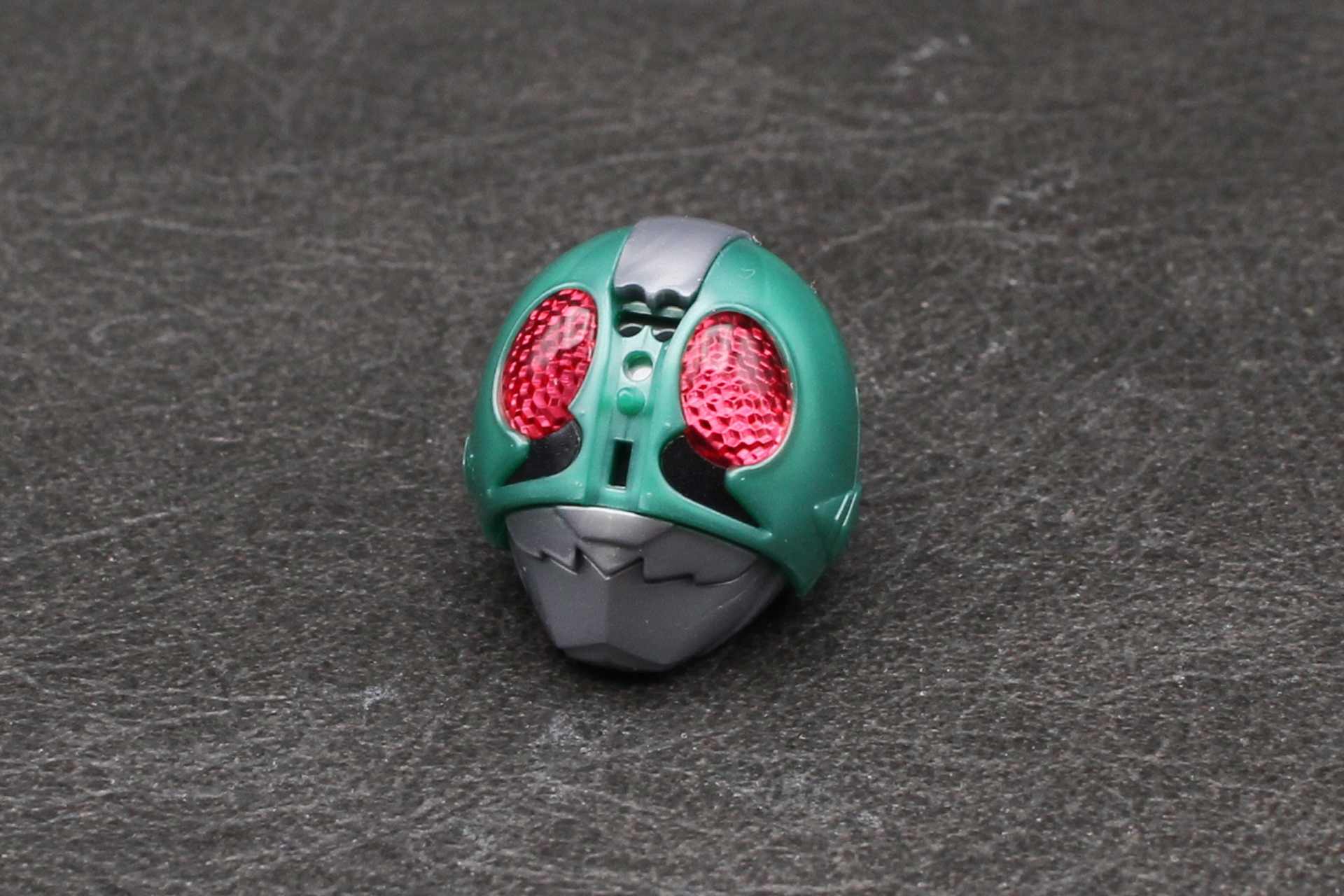 Cアイと頭頂部のパーツを取り付ける