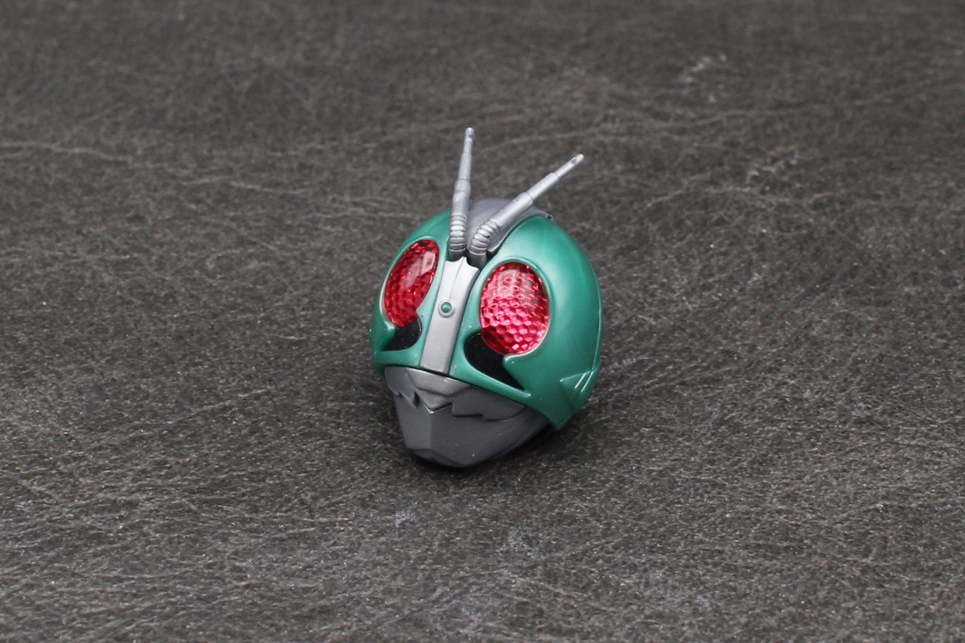 超触角アンテナを取り付けて頭部が完成。アンテナは見栄えが良くなるよう、角度を調整しよう