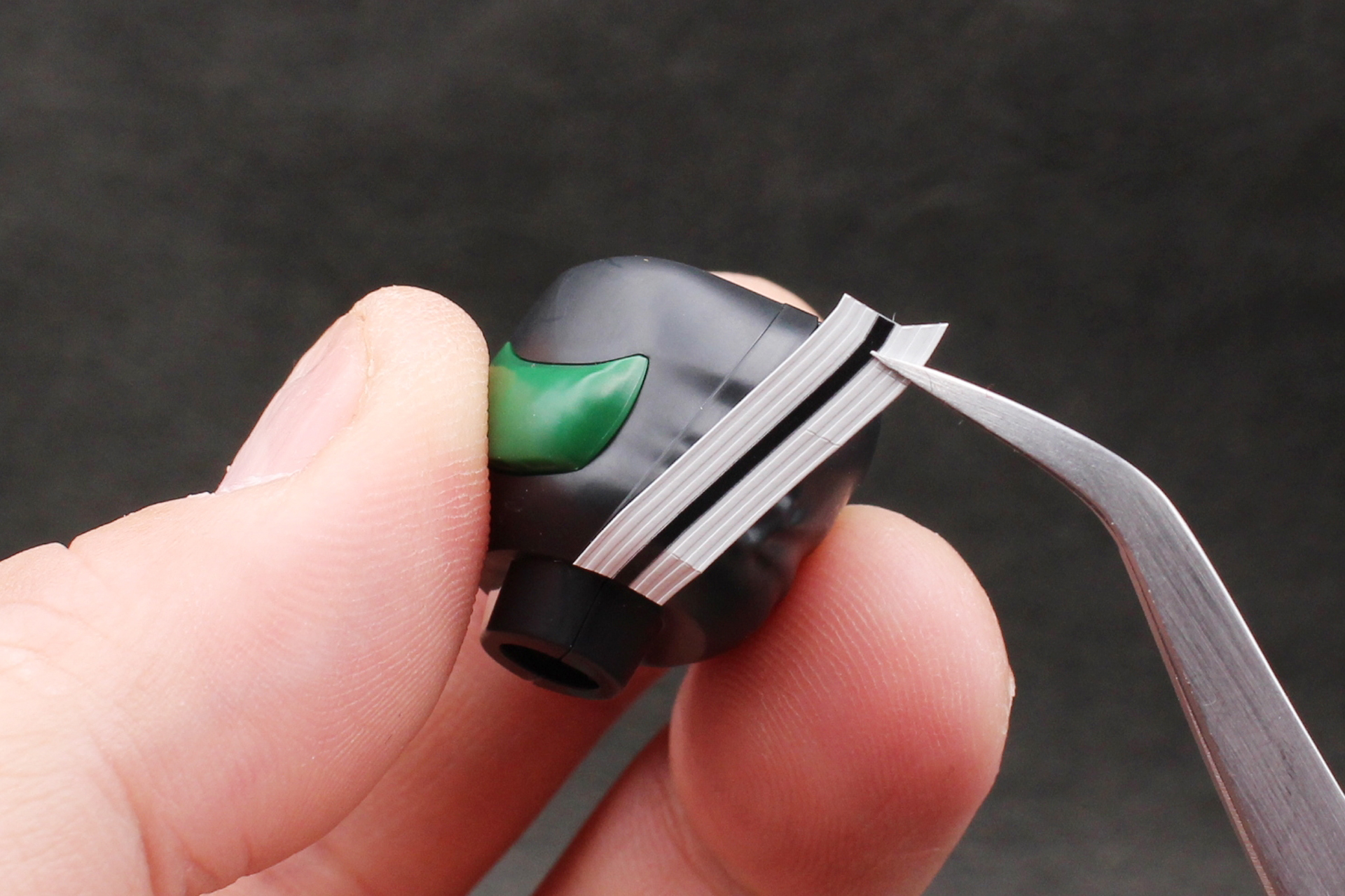 腹部の横にシールを貼る。シールは精度が高いので、ピンセットを使ってモールドに沿って貼れば綺麗に貼れる