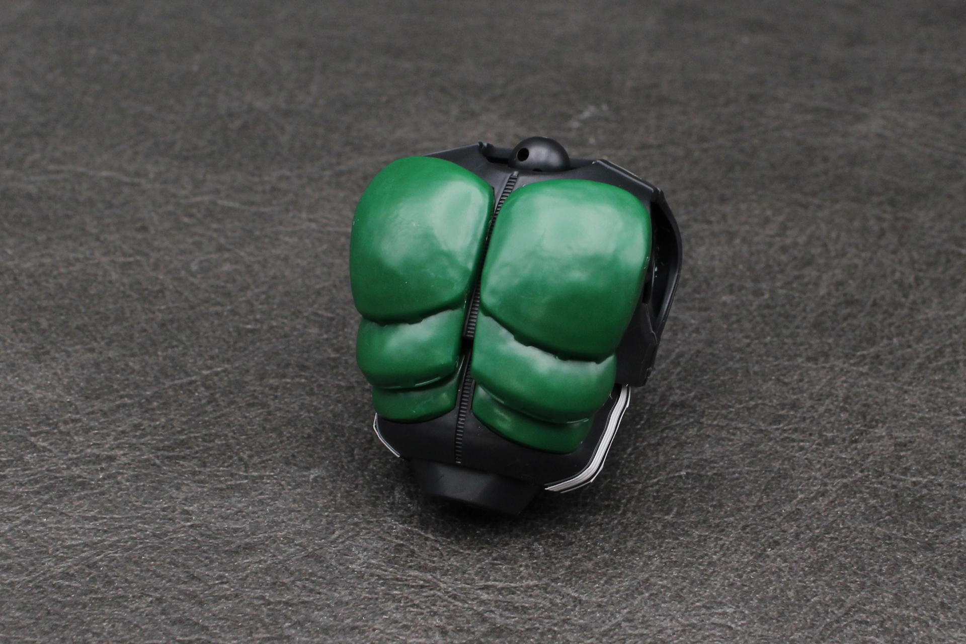 胸部に腹部を取り付け、左右のコンバーターラングを取り付ける