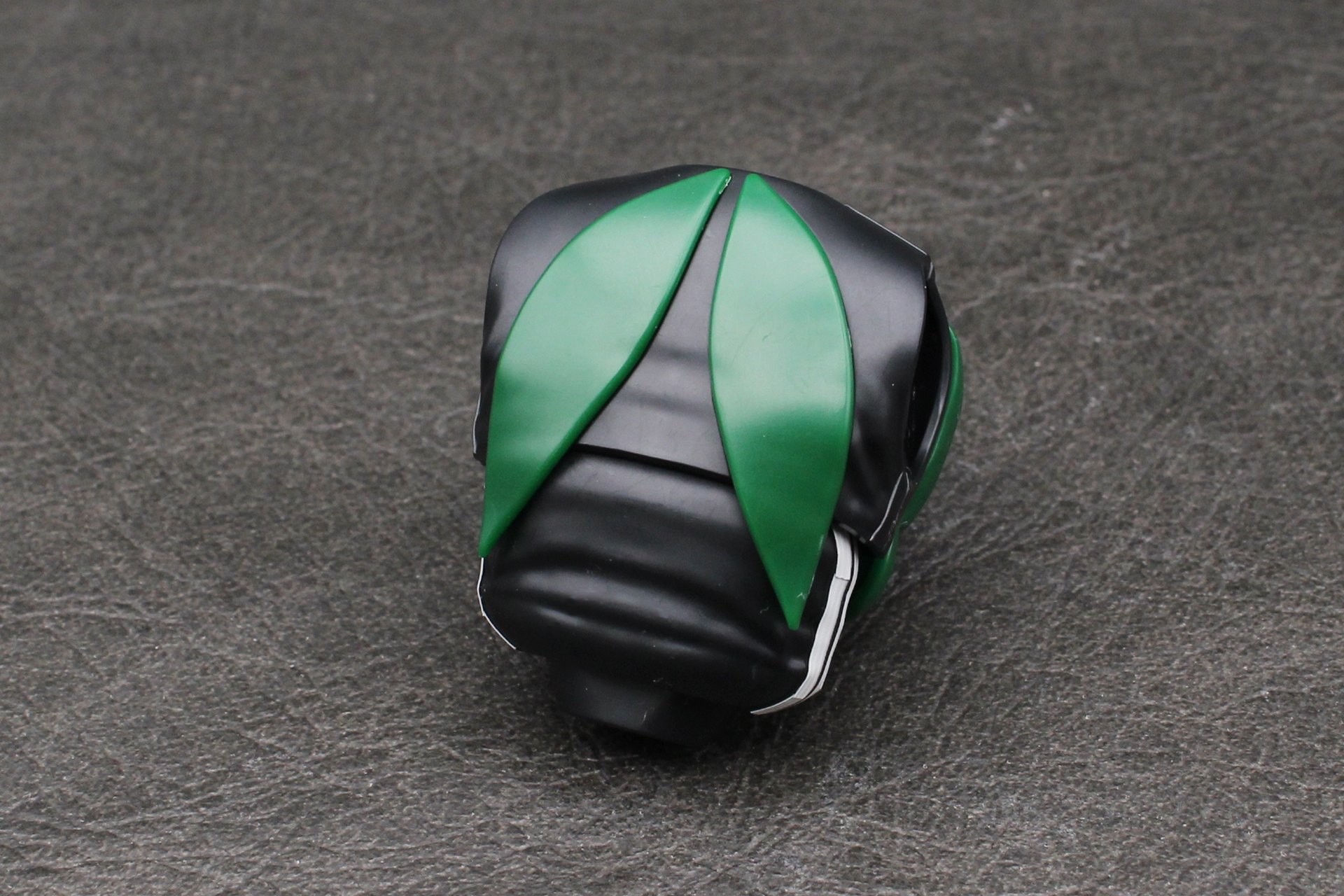 背中の翅の意匠を取り付ける