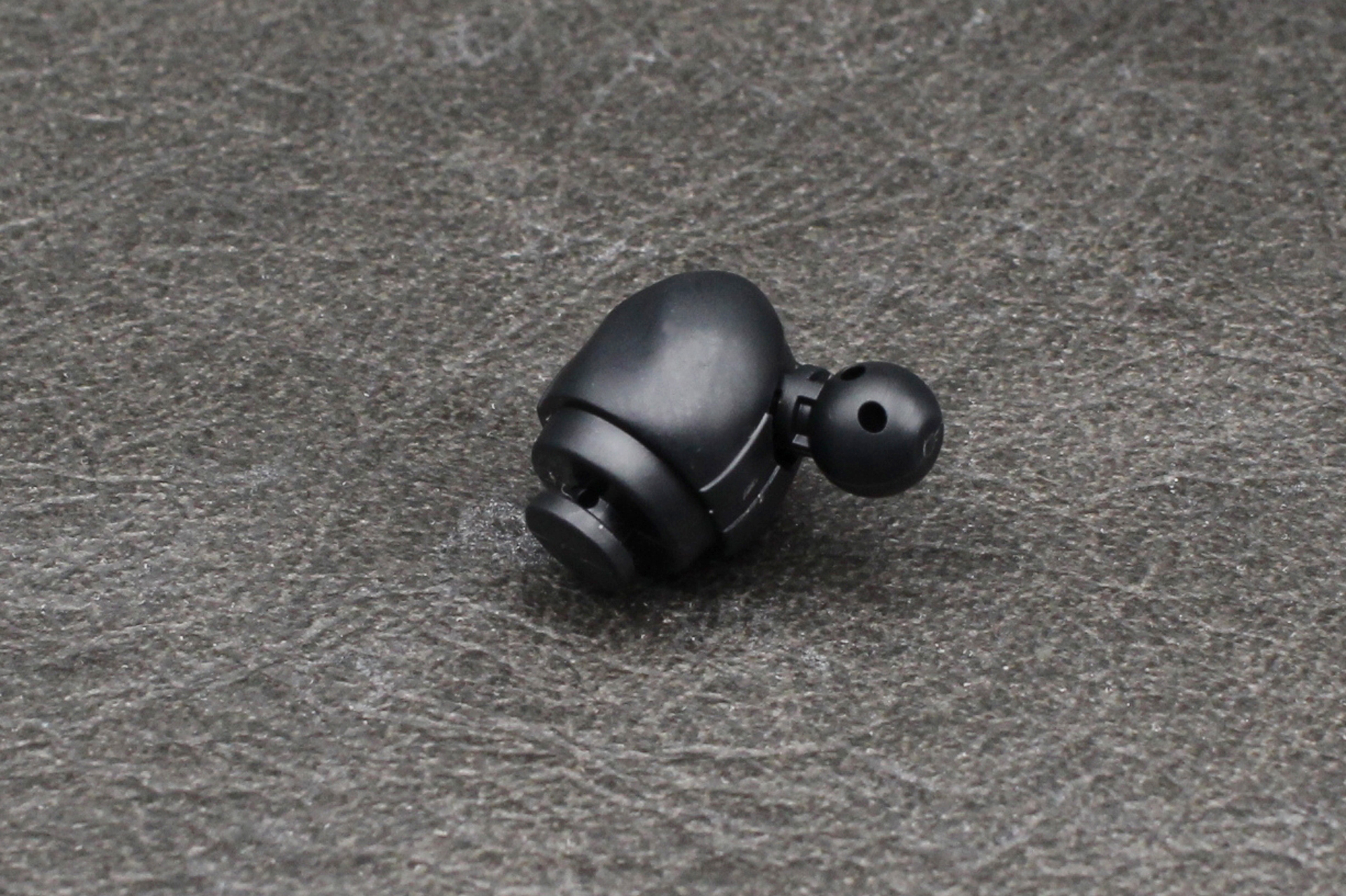 肩の関節を組み立てる