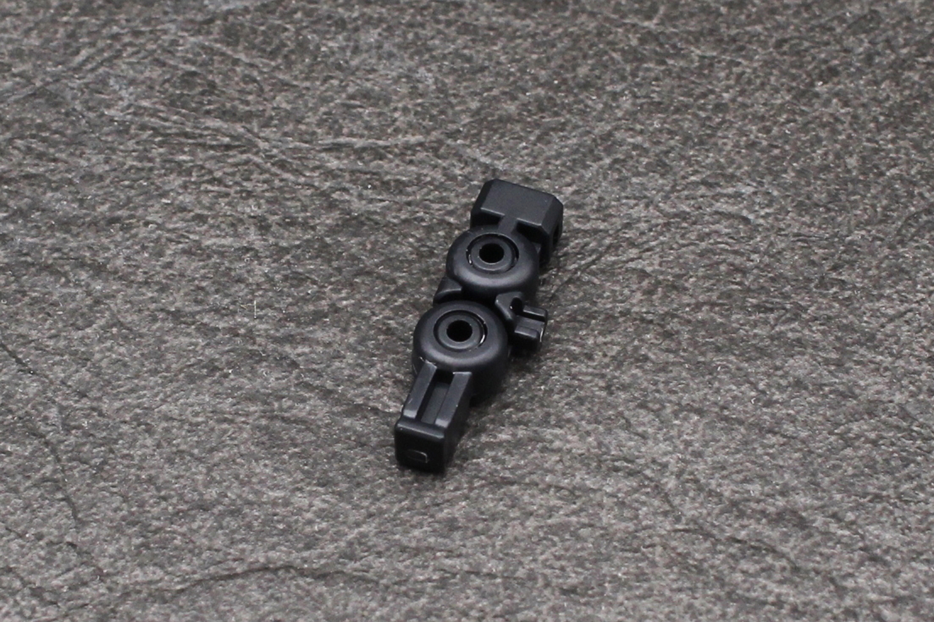 肘関節を組み立てる