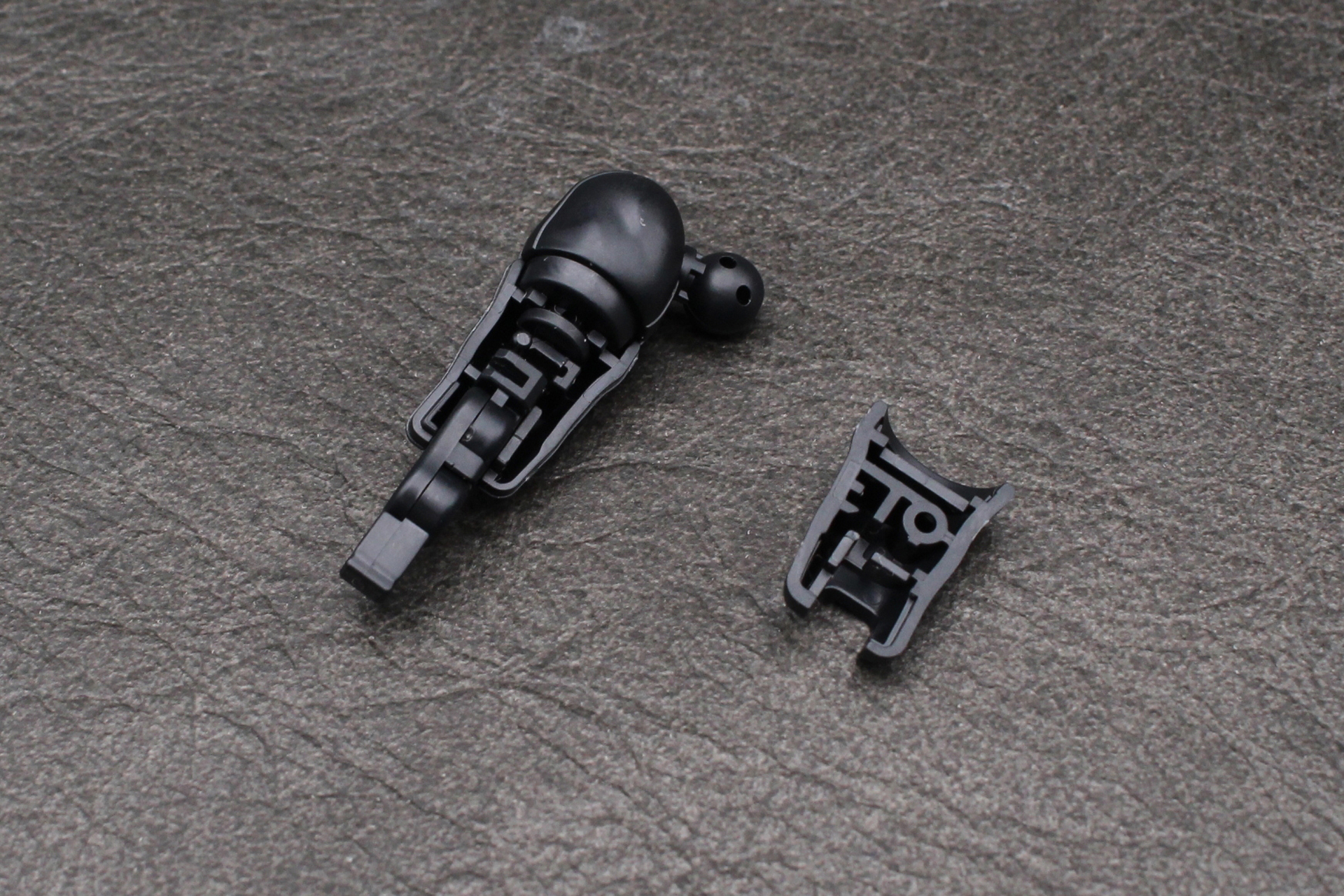 肩と肘関節を上腕に組み込む