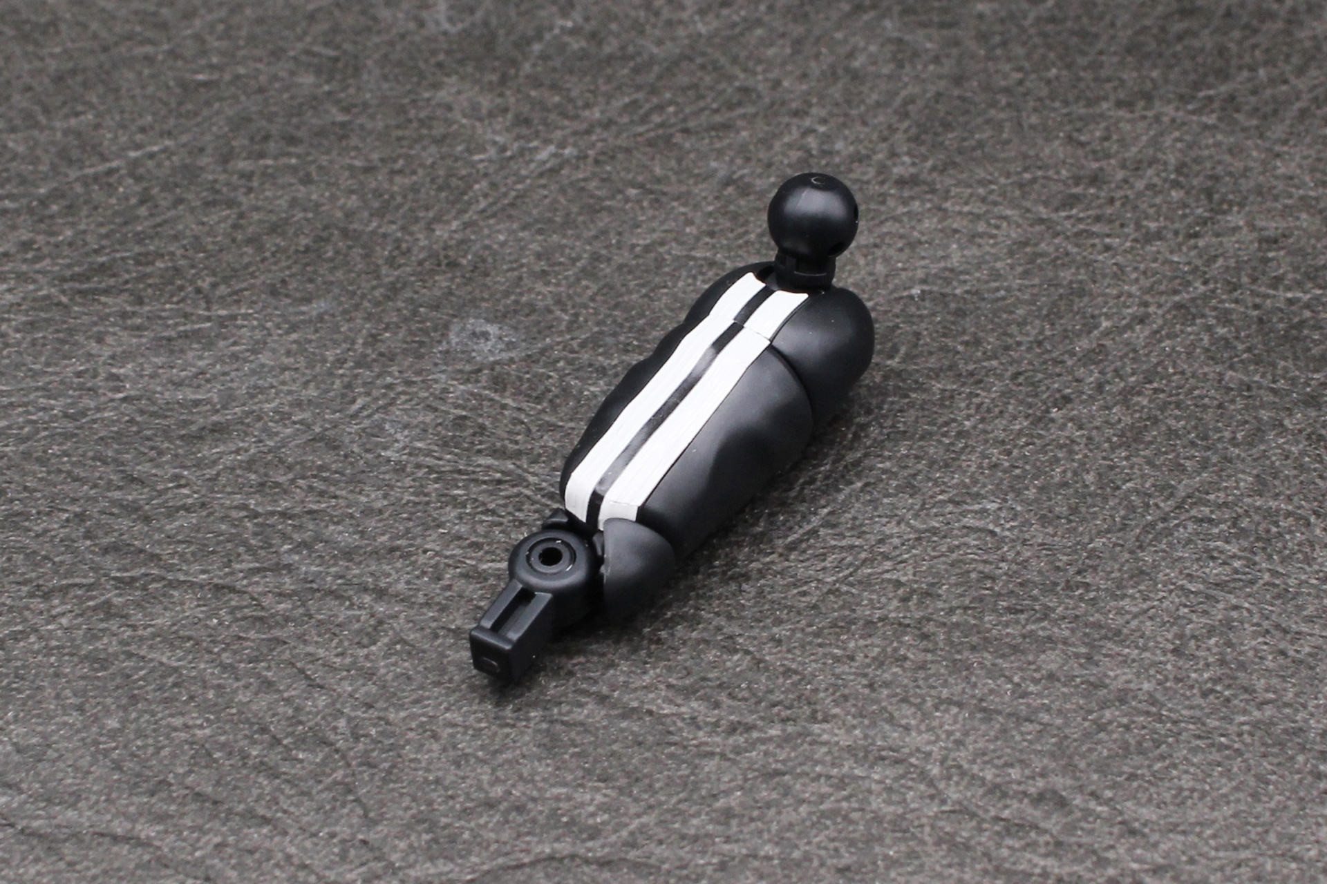 肘のパーツを取り付け、シールを貼る。シールは反対側にも貼っている