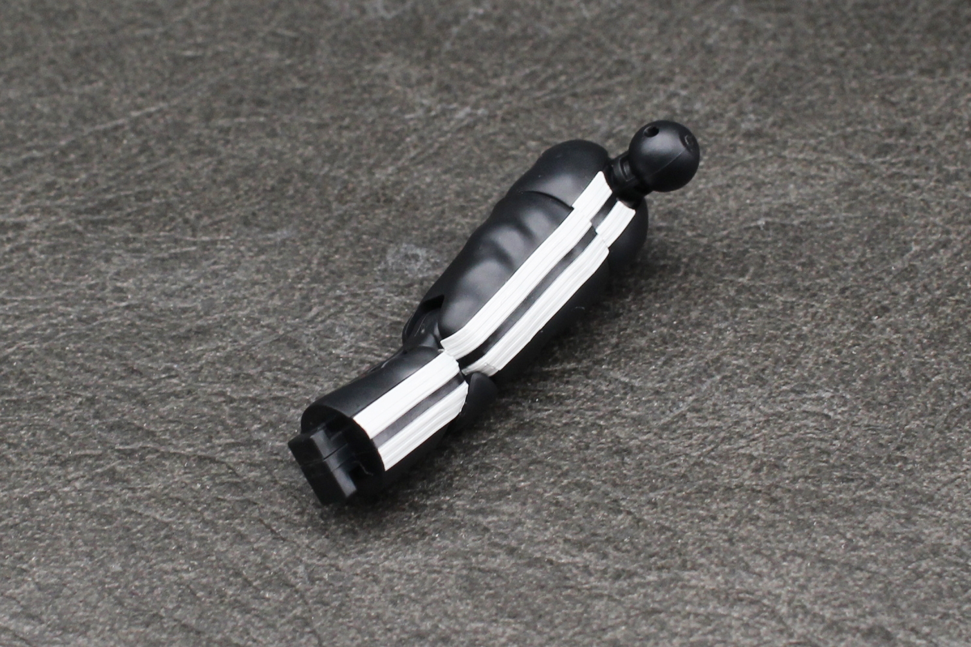 前腕のパーツを取り付け、シールを貼る