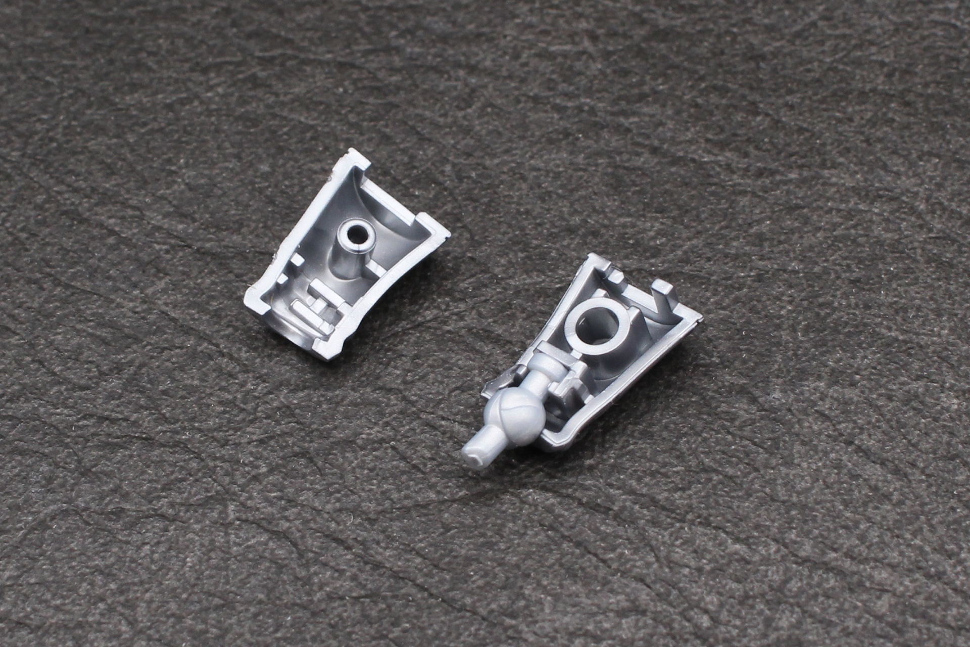 手首の関節を組み立てて、グローブに組み込む