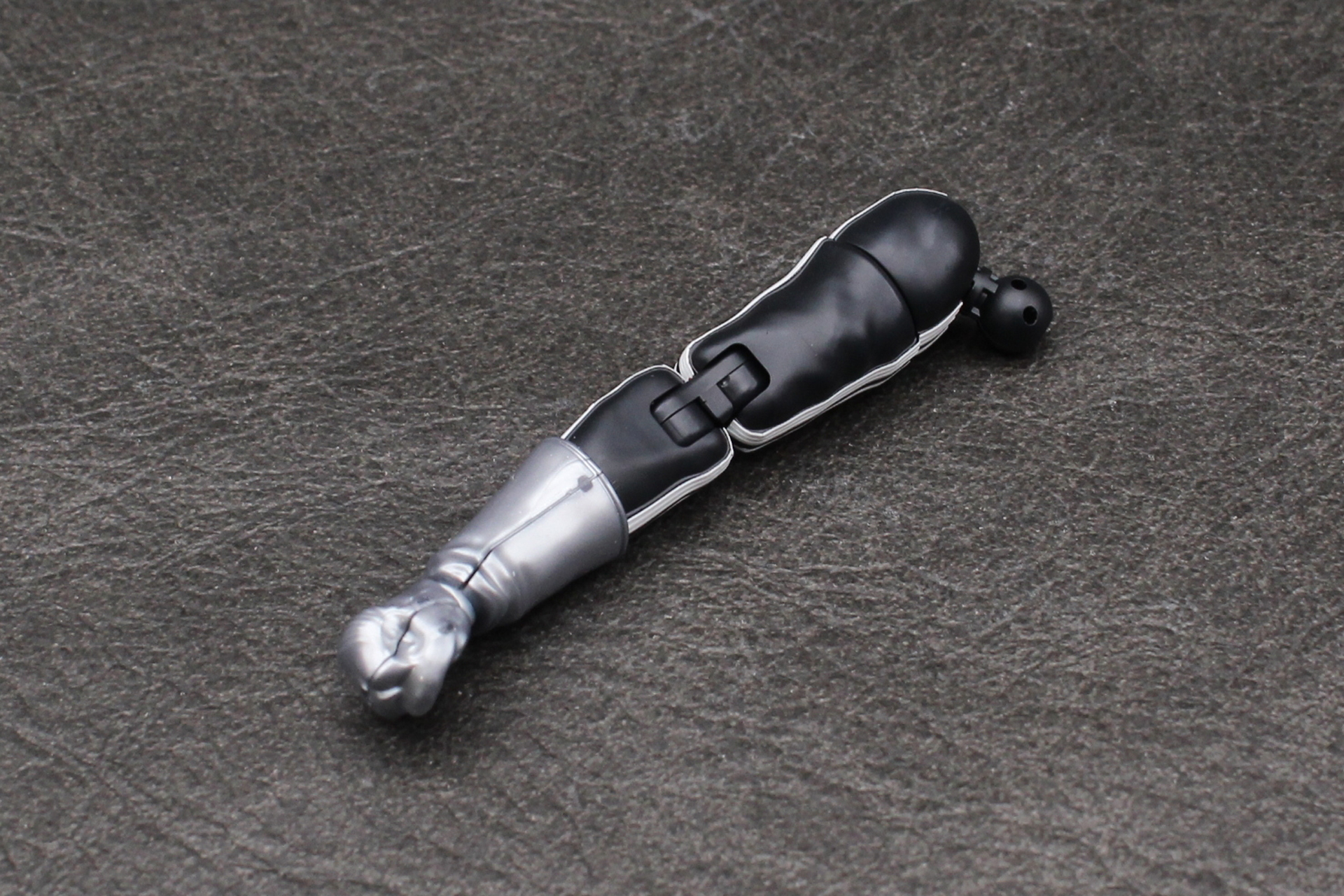 手首を取り付けて右腕が完成