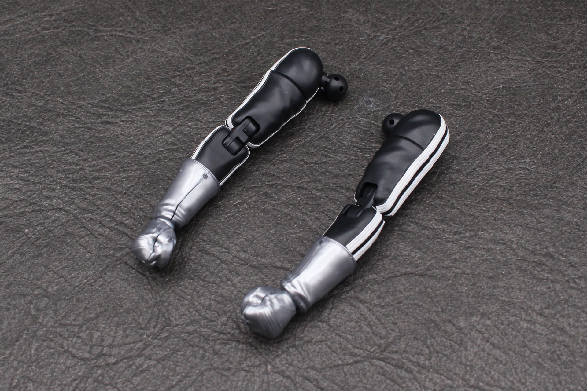 同様に左腕も組み立てる