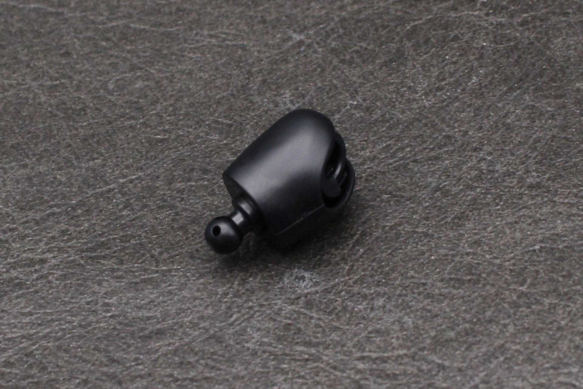 脚の付け根の関節を組み立てる。写真では見えないが向こう側にシールを貼っている