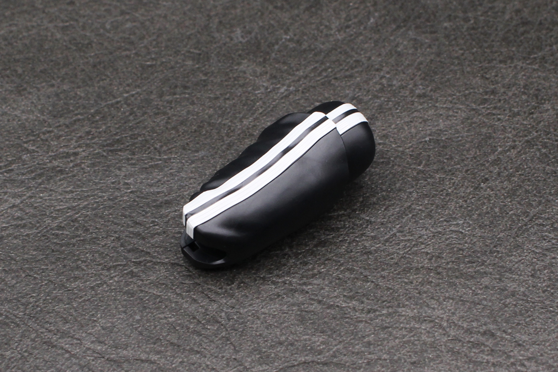 太ももを取り付けてシールを貼る