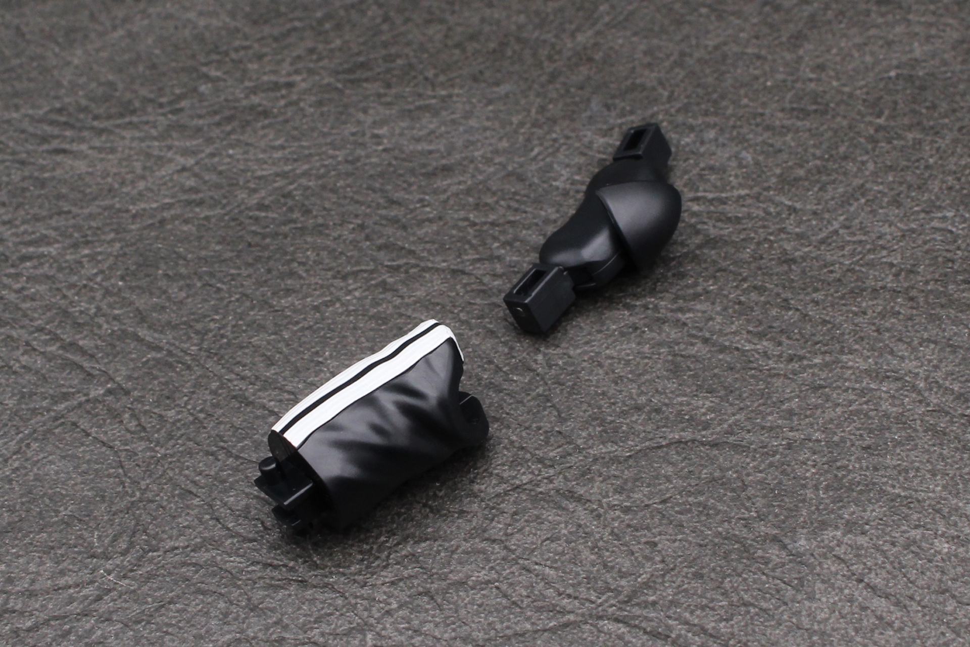 膝関節を組み立てて脛の上部に取り付ける