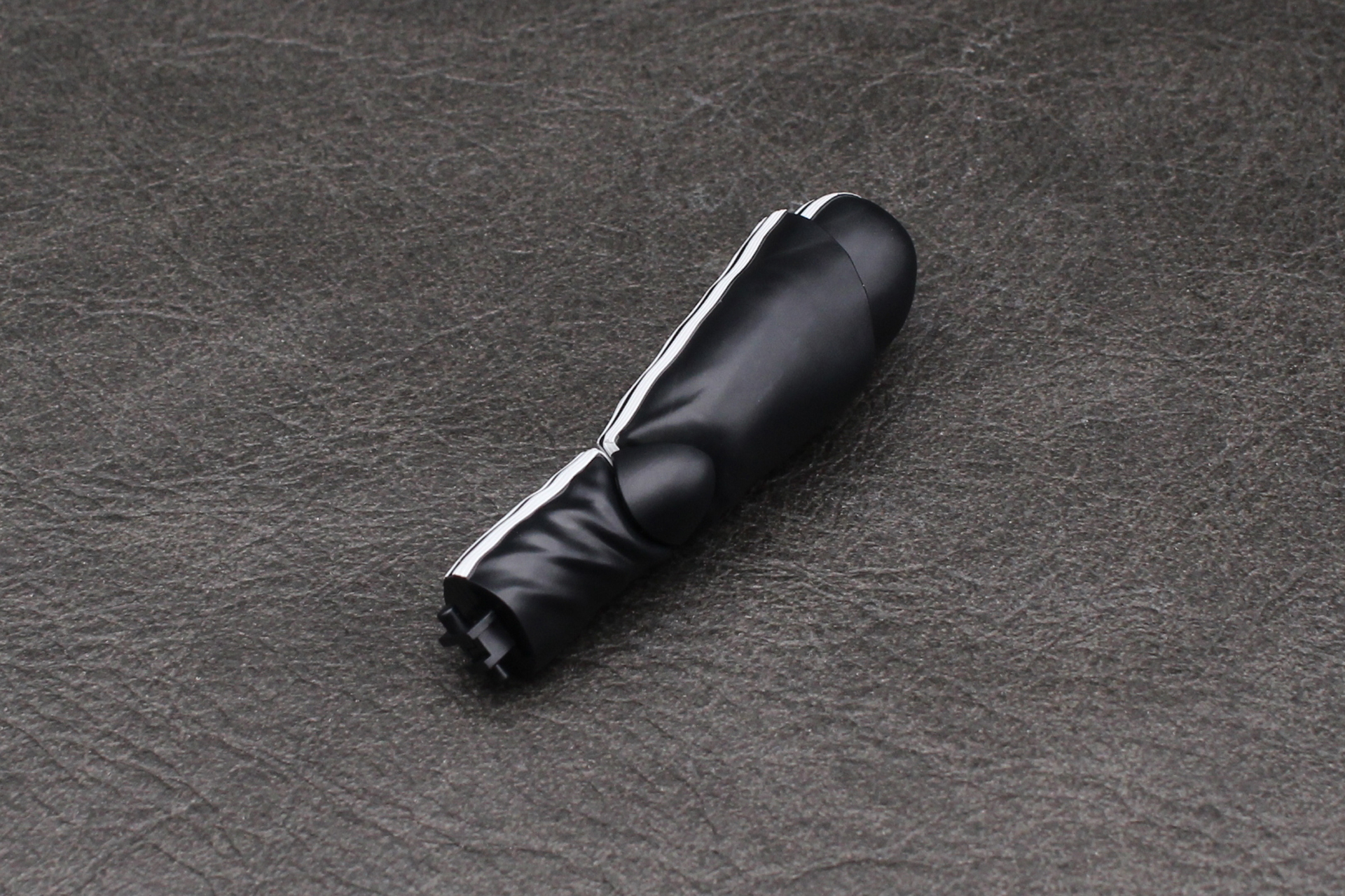 膝のパーツを取り付ける