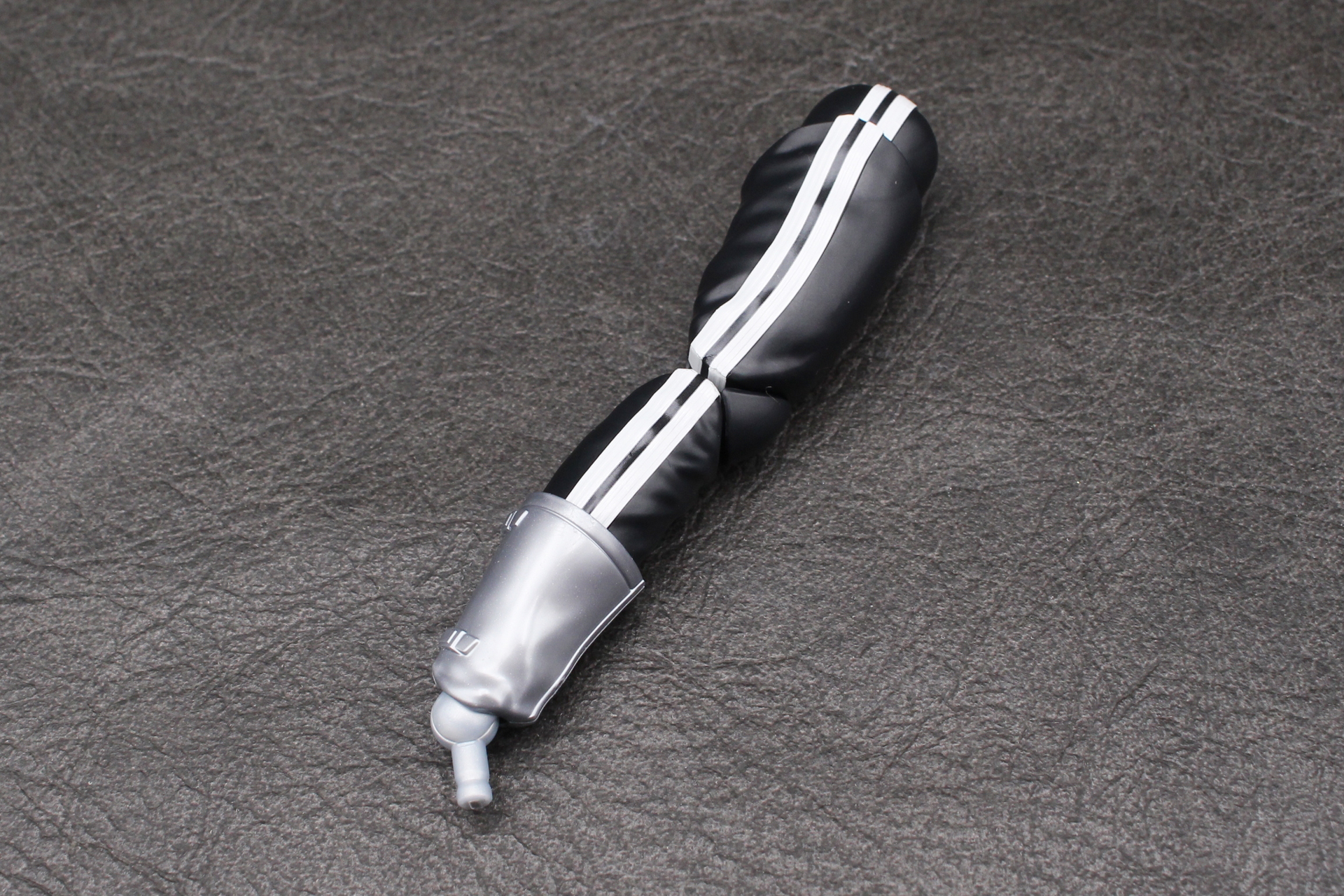 足首の関節を組み立てて、脛の下側とともに取り付ける