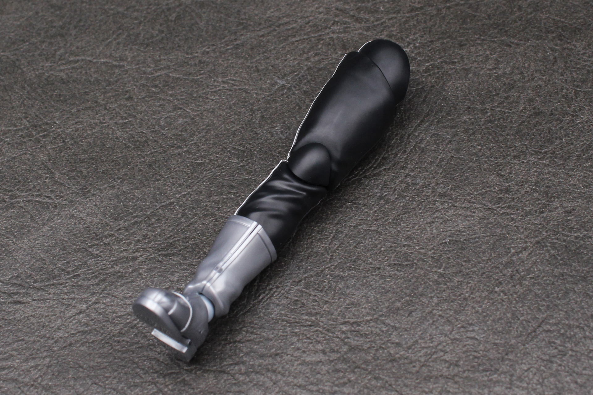 足首を組み立てて取り付ければ右脚が完成