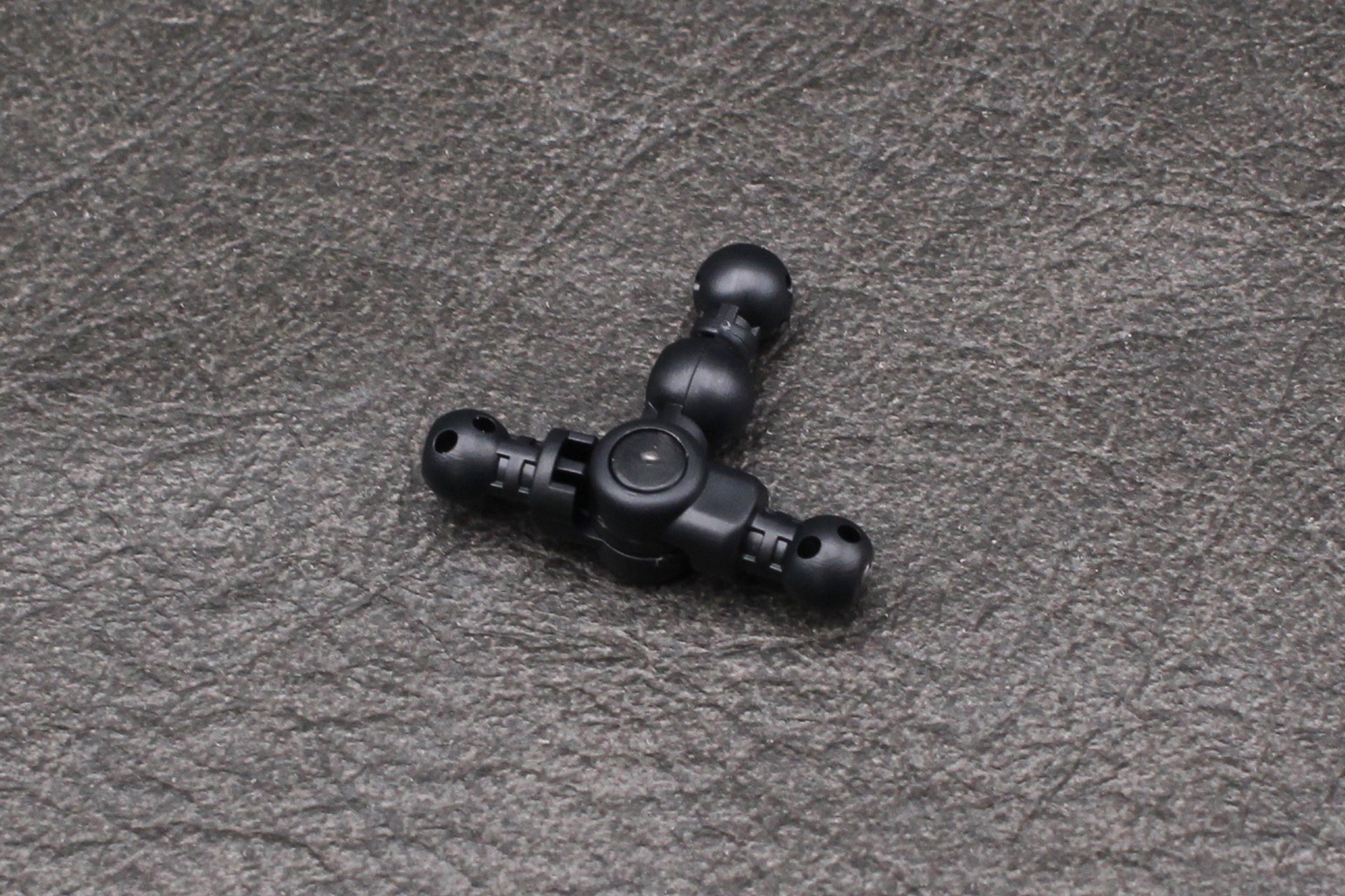 腰部内の関節を組み立てる