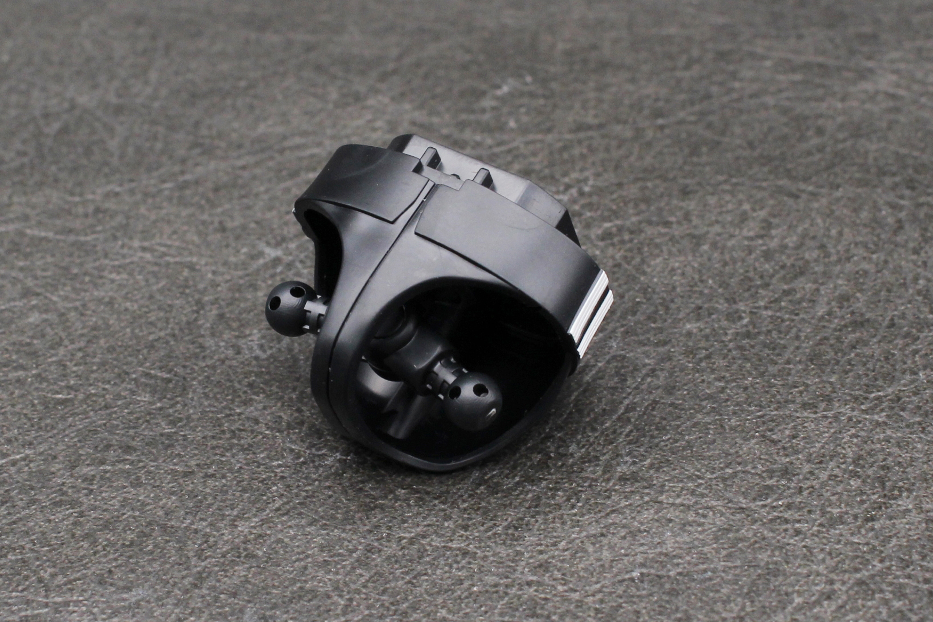 腰のパーツを取り付けていく。シールを貼るのも忘れずに