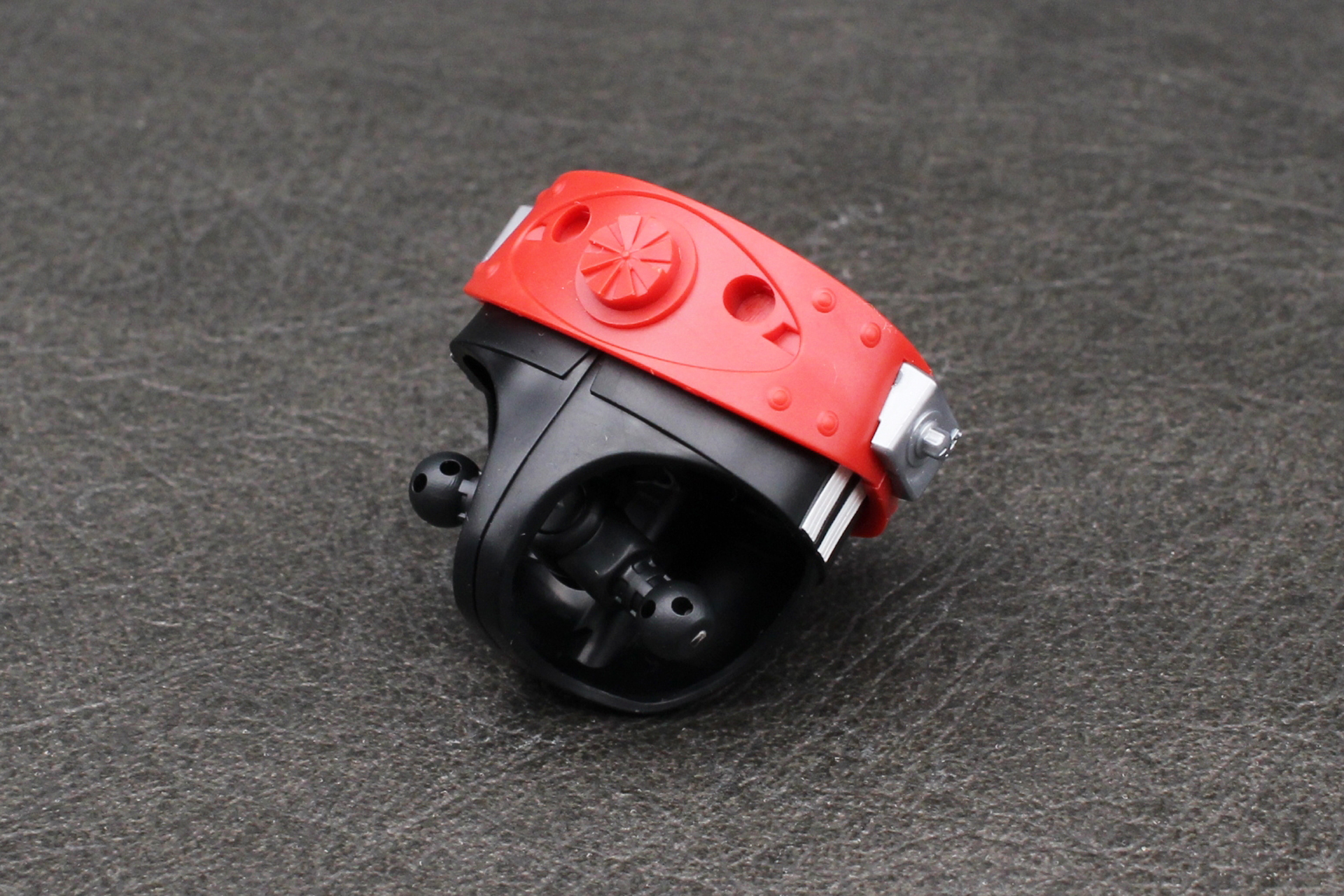 向かって左側にエナージ・コンバーターを、右側にサイクロン誘導装置を取り付ける