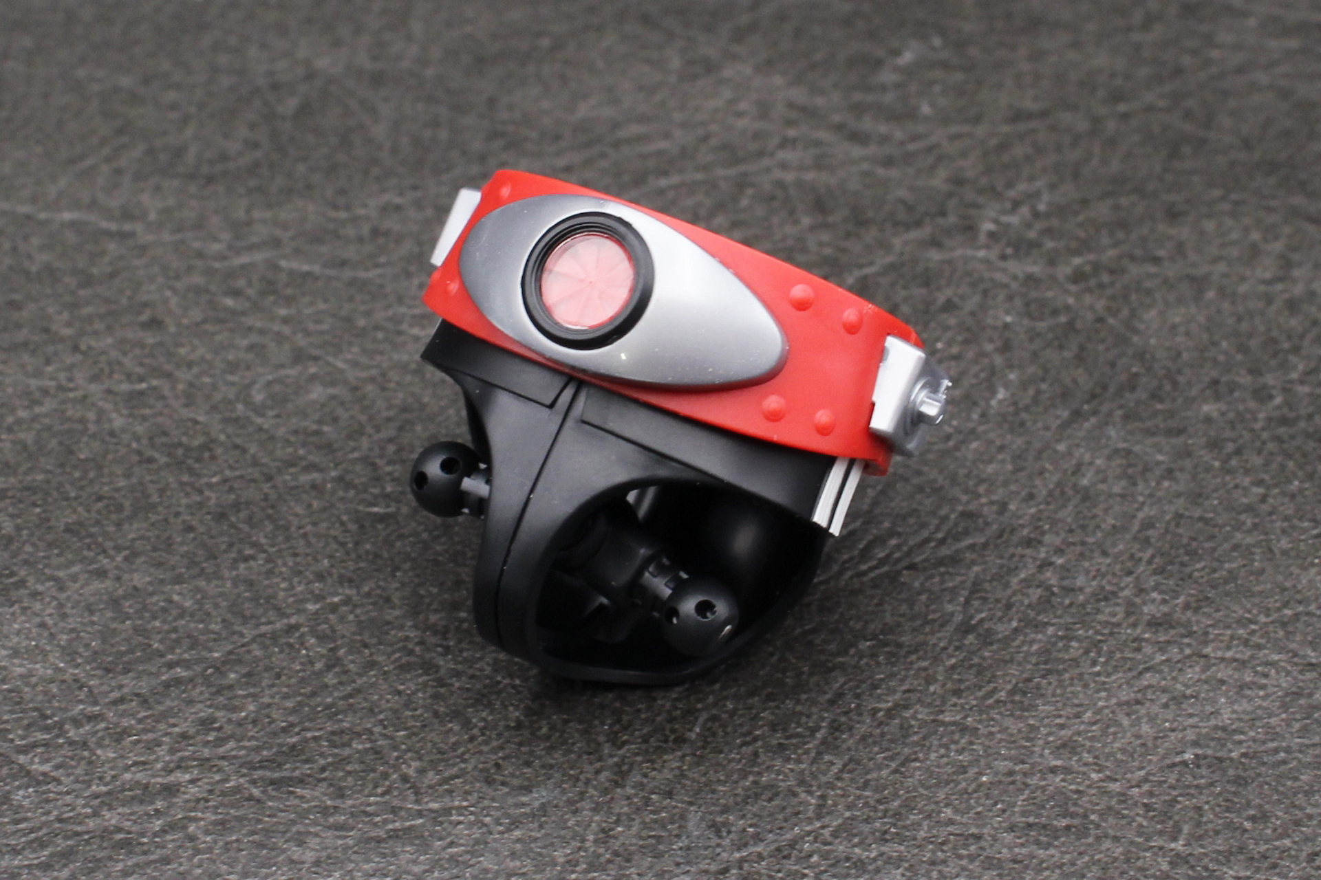 ベルトのパーツを取り付ける。風車ダイナモの風防はクリアパーツだ