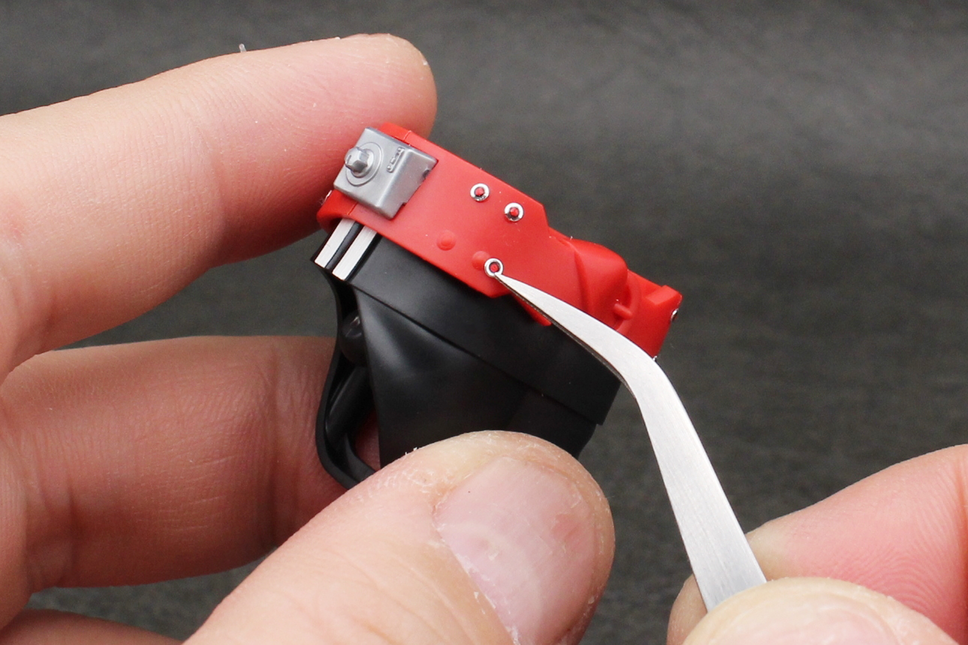 ベルトの鋲のシールを前後16か所に貼る。場所が決まったら上から指で押さえると上手く仕上がる