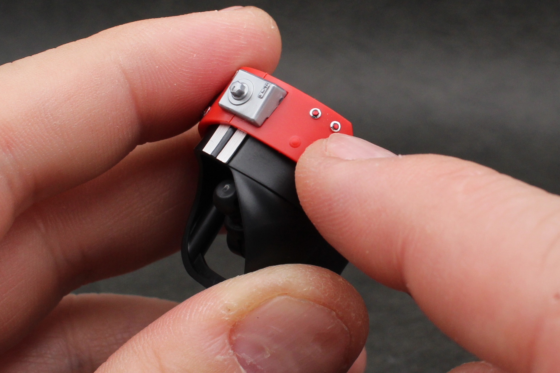 ベルトの鋲のシールを前後16か所に貼る。場所が決まったら上から指で押さえると上手く仕上がる