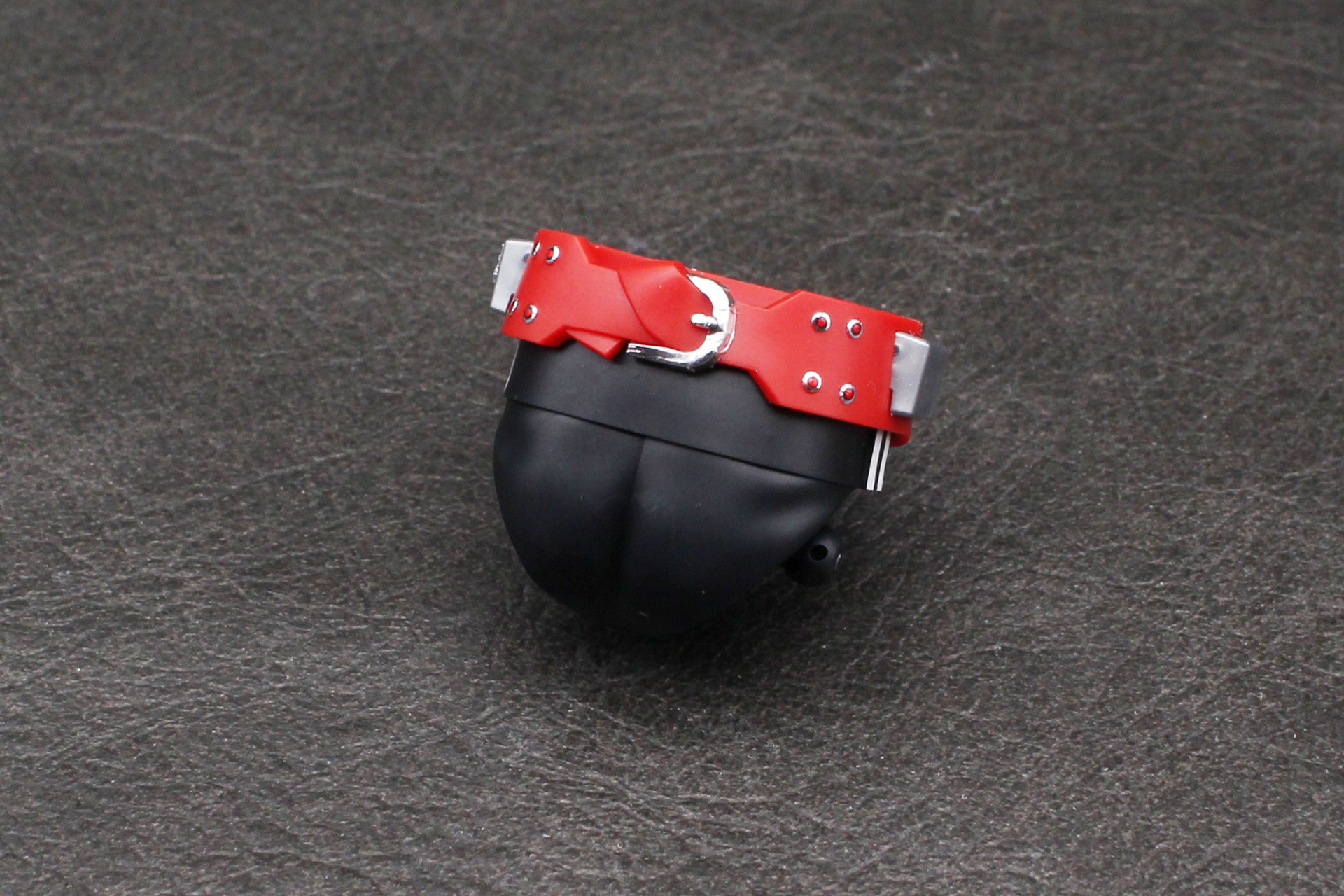 背中側にあるバックルにもシールを貼る