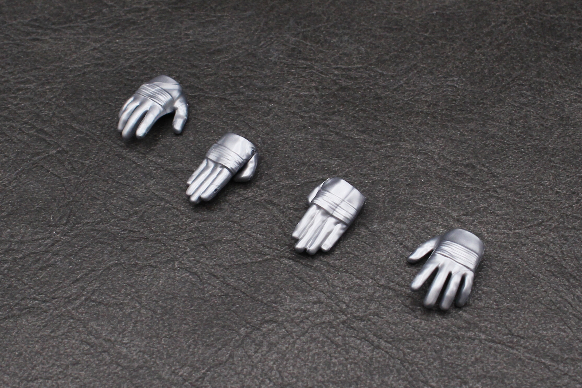 手首パーツを組み立てる