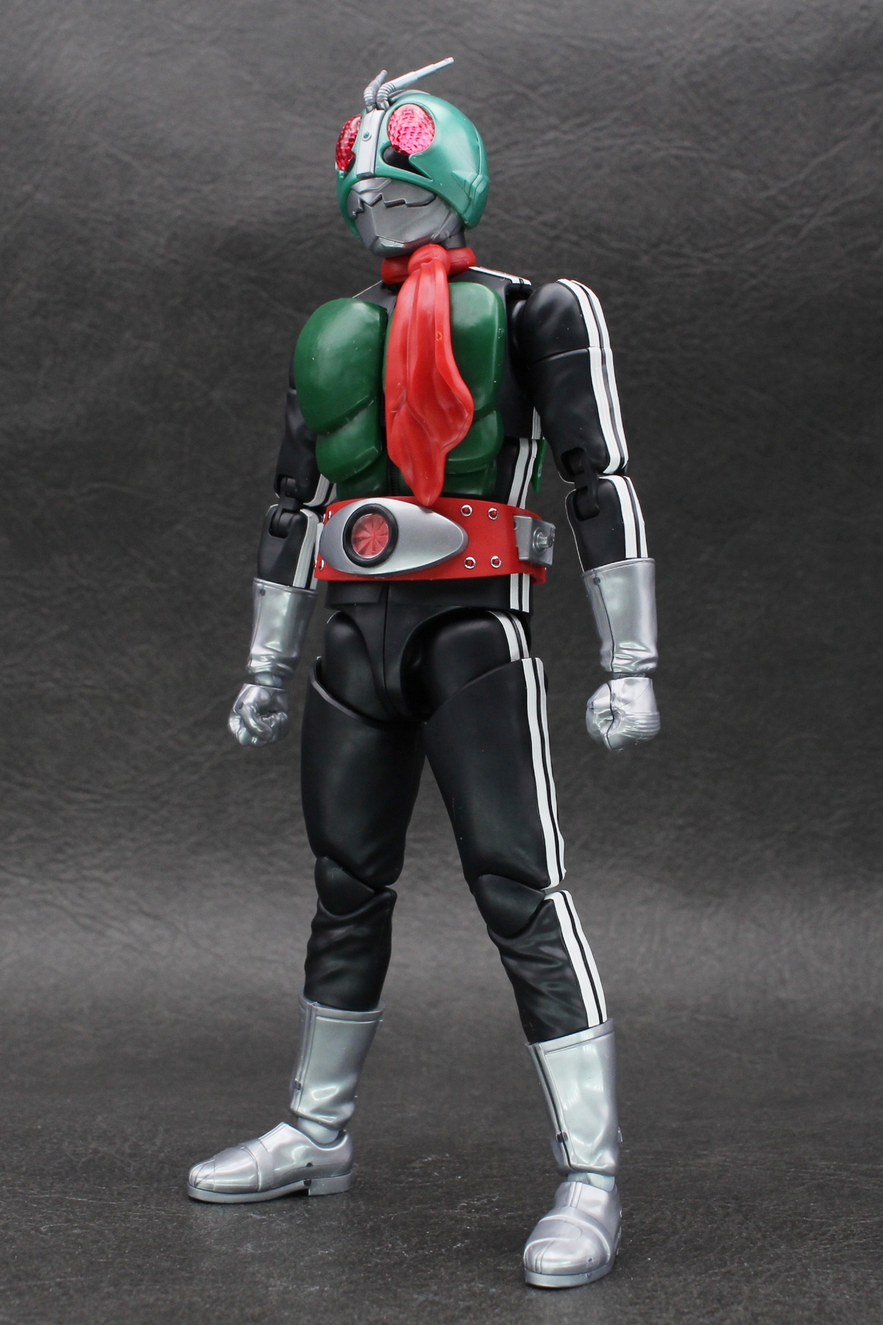 仮面ライダー新1号が完成。素立ちさせるときは顔を少し上に向けると、仮面ライダーらしさが強まる