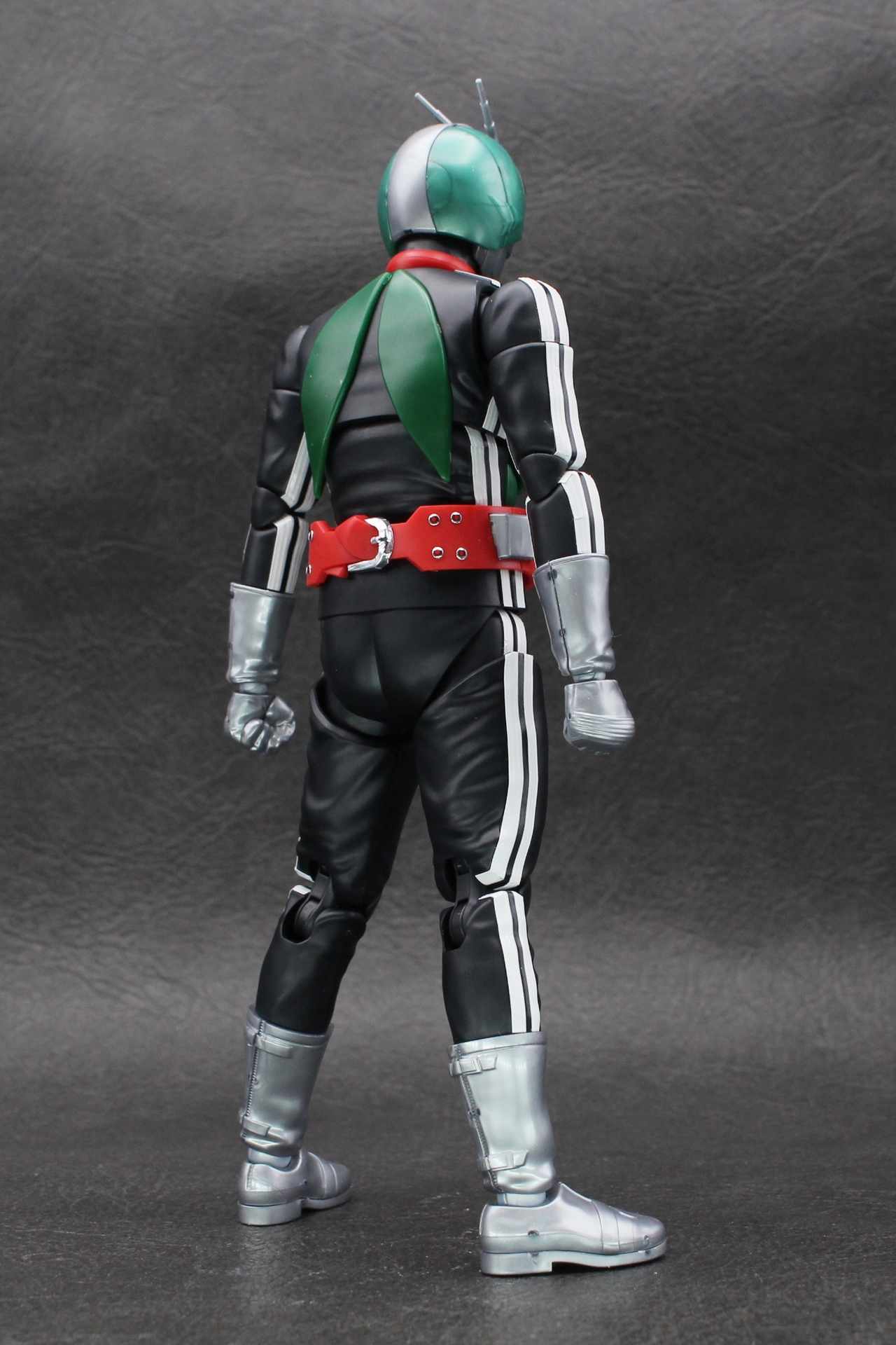 バックショット。背中や脚部のシワもリアルだ。塗装なしでもこのように仕上がるのが嬉しい