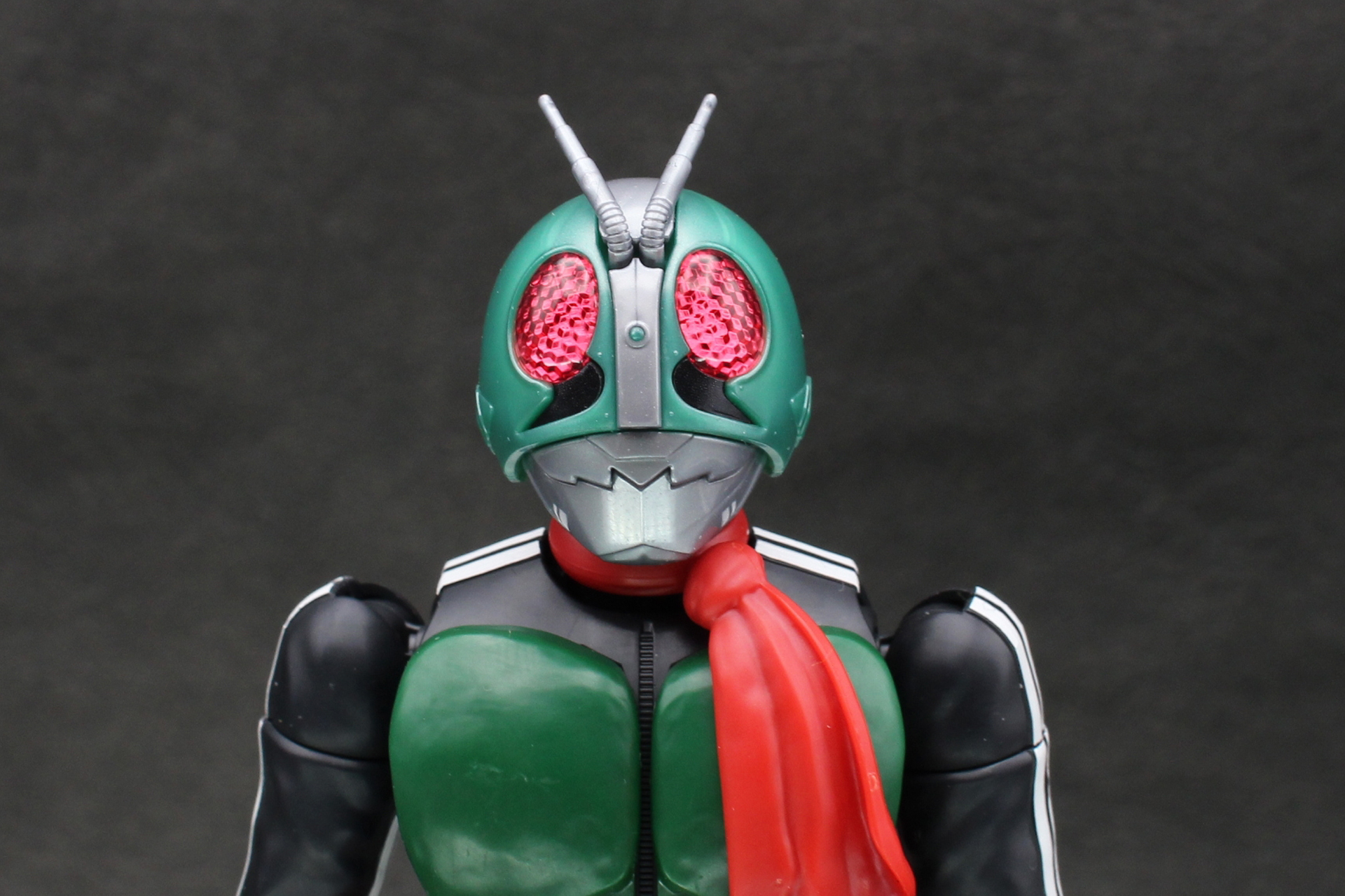 マスクは全体的に光沢のある質感。複眼はパーツのモールドで表現している。周囲には直径0.5mmに満たない鋲のモールドもある