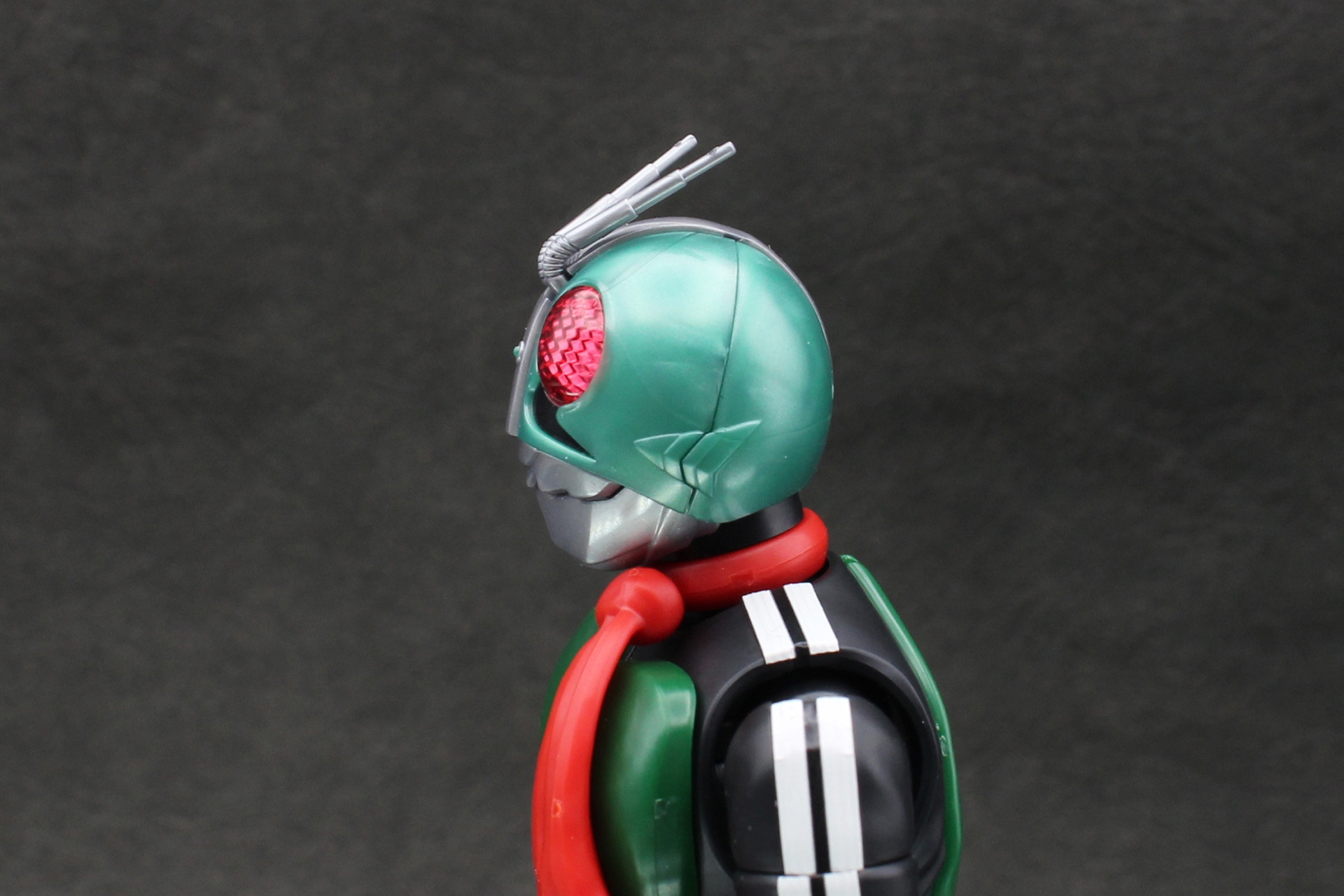 マスクは前後分割の構造で、合わせ目は実物の接合部と考えると違和感が少ない