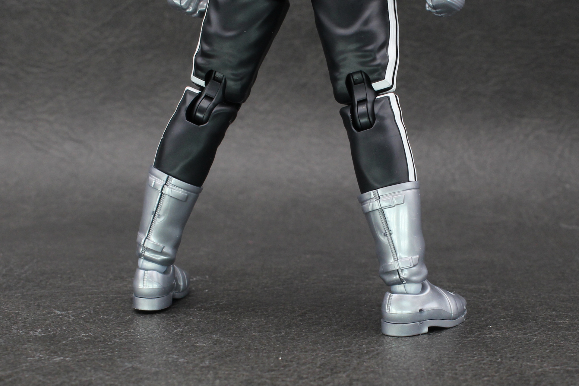 コンバーターラングの間やブーツの後ろ側にはジッパーの造形がある