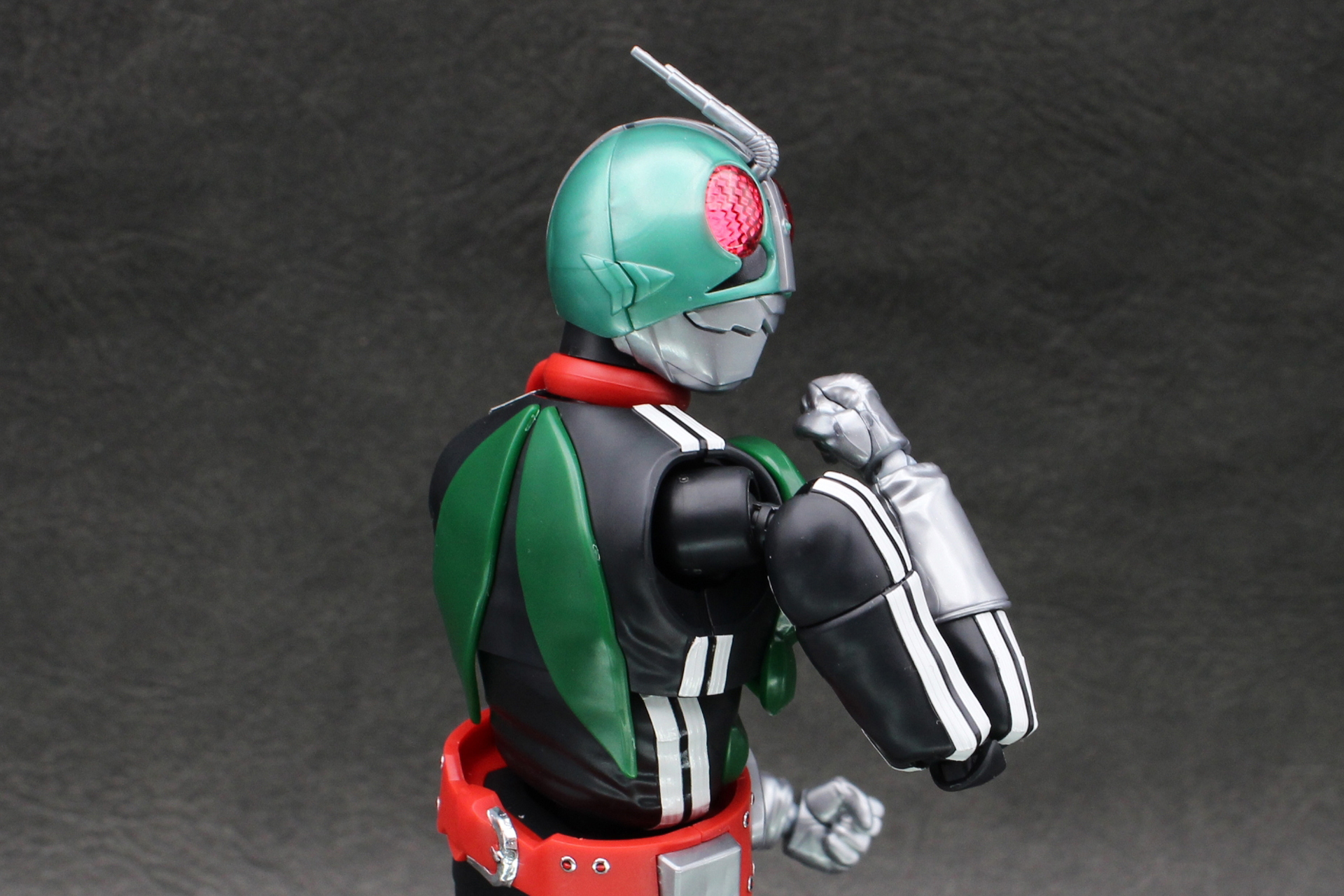 肩関節はこのように引き出せる。肘や膝は二重関節で180度近くまで曲げられる