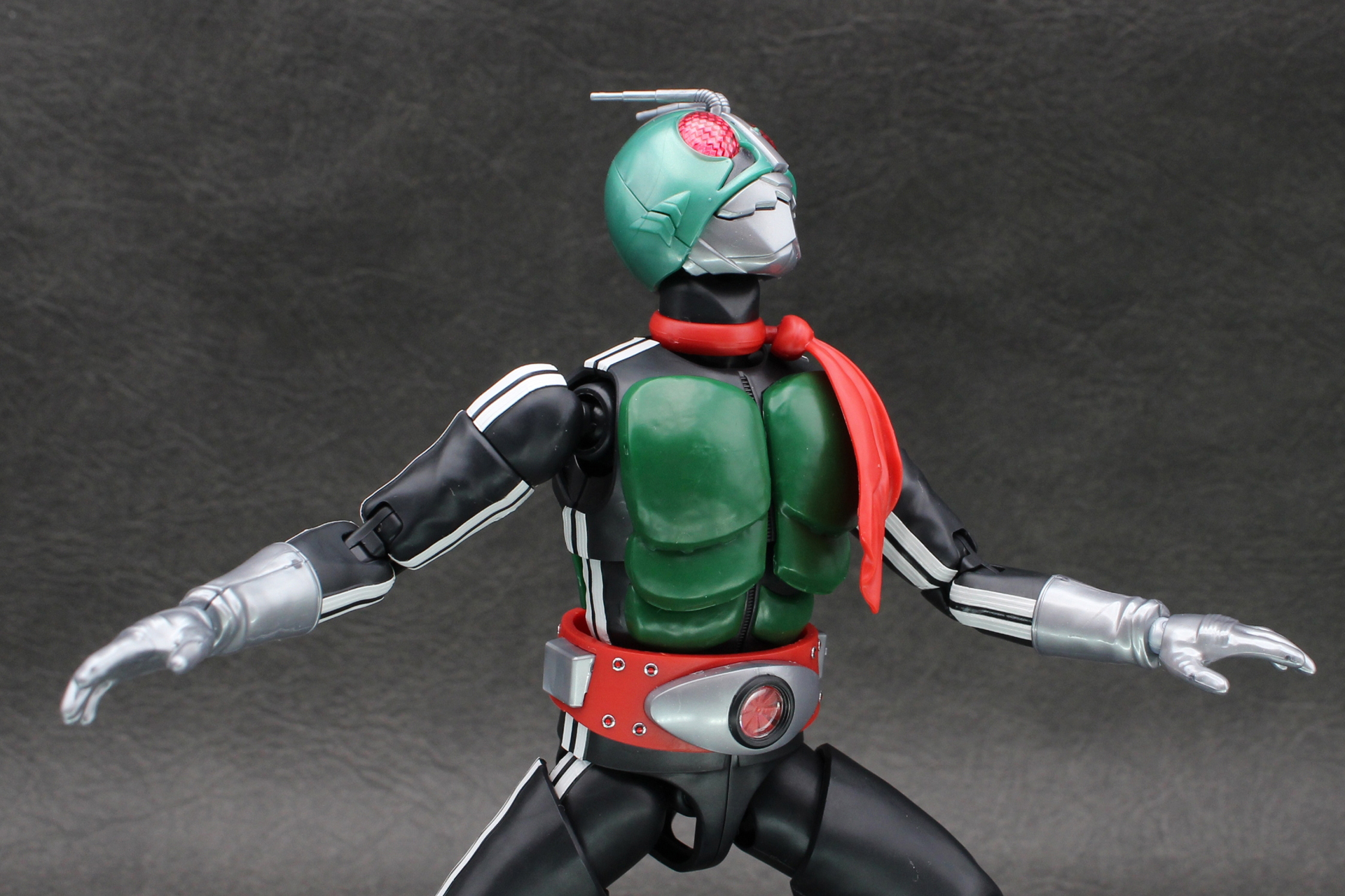 頭はここまで上に向けられるのがポイント。ライダーらしいポーズを付けやすい