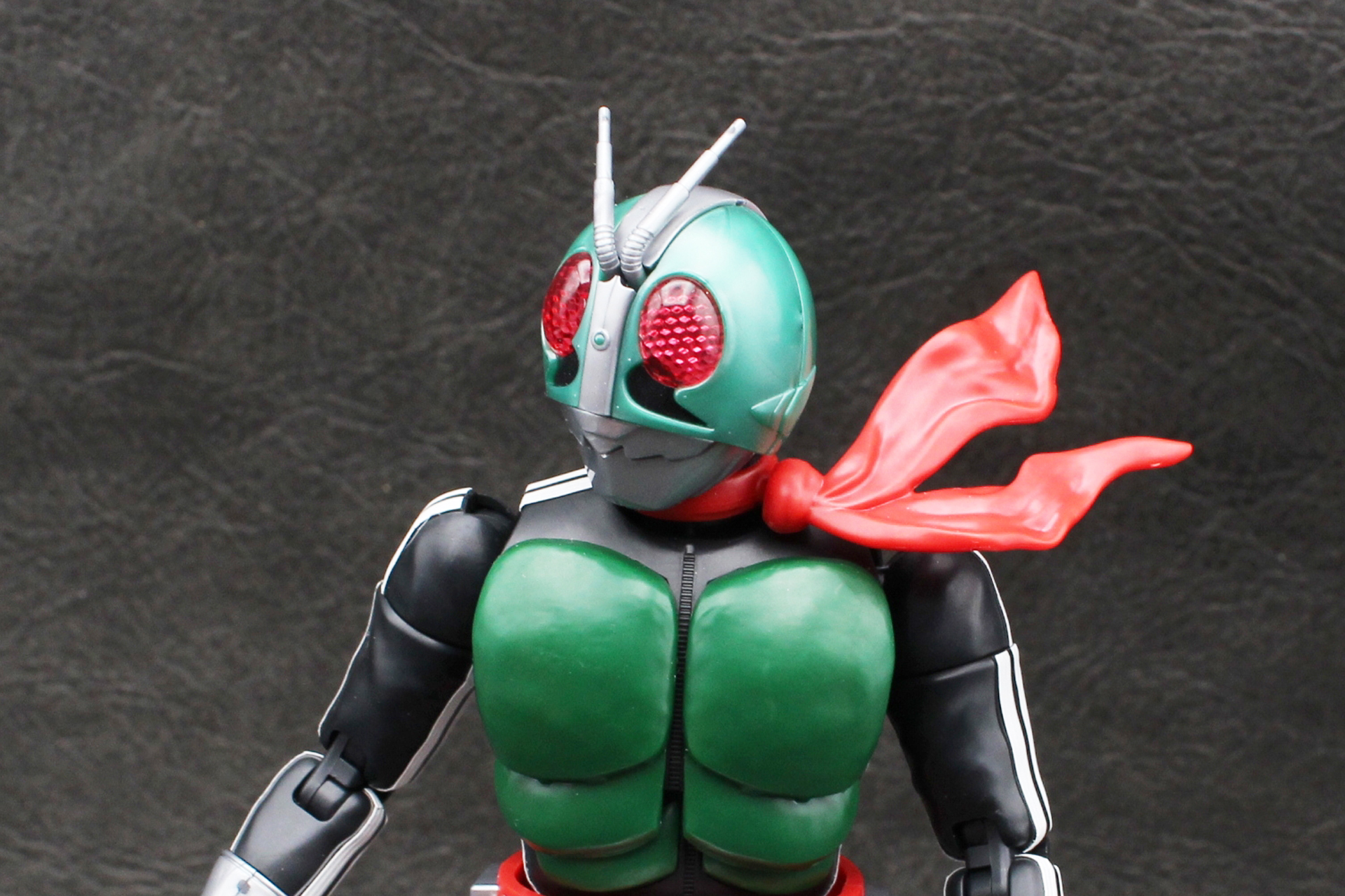 マフラーのパーツは、風になびいた形状のものも付属している