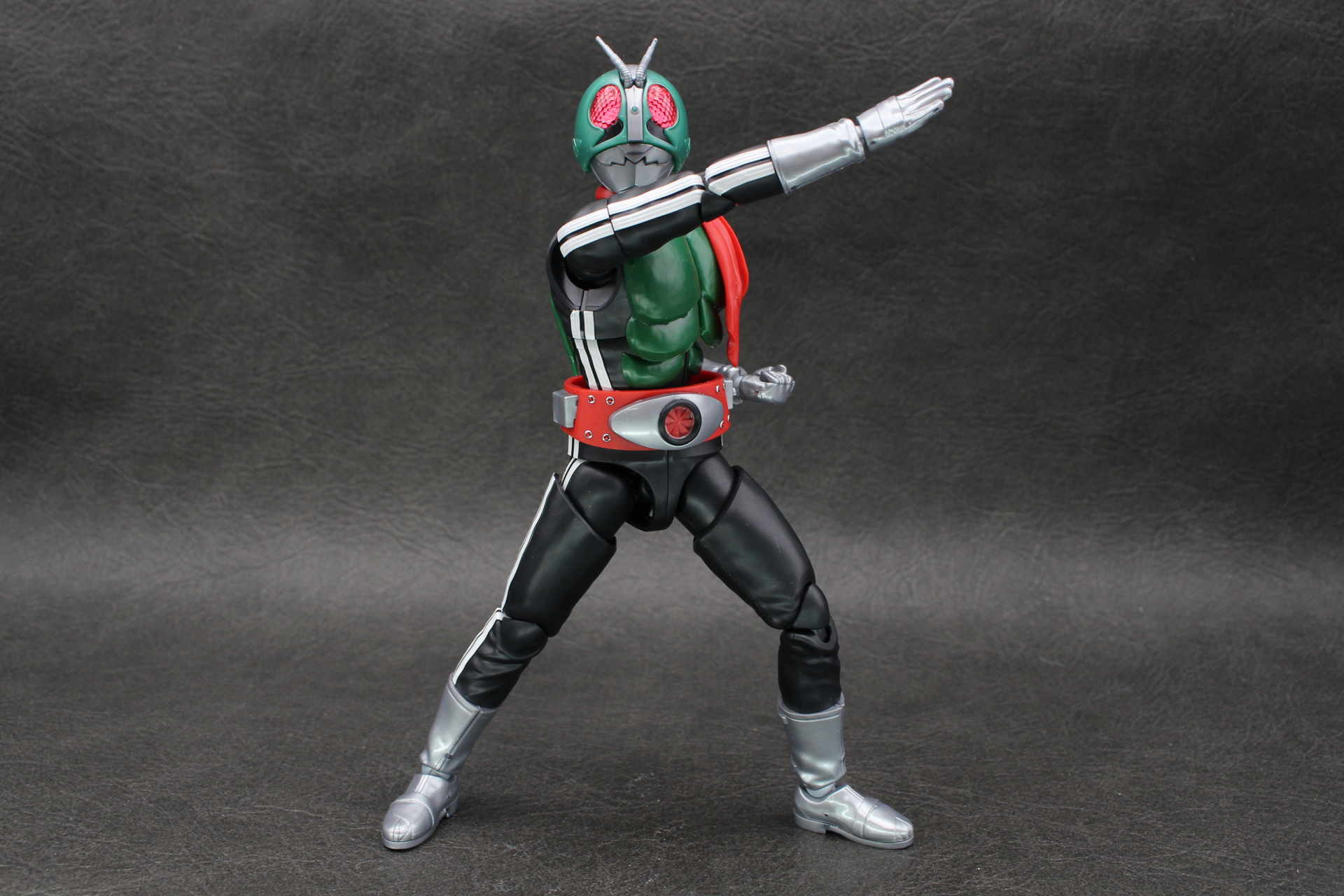 手首を付け替えておなじみの変身ポーズを取れる