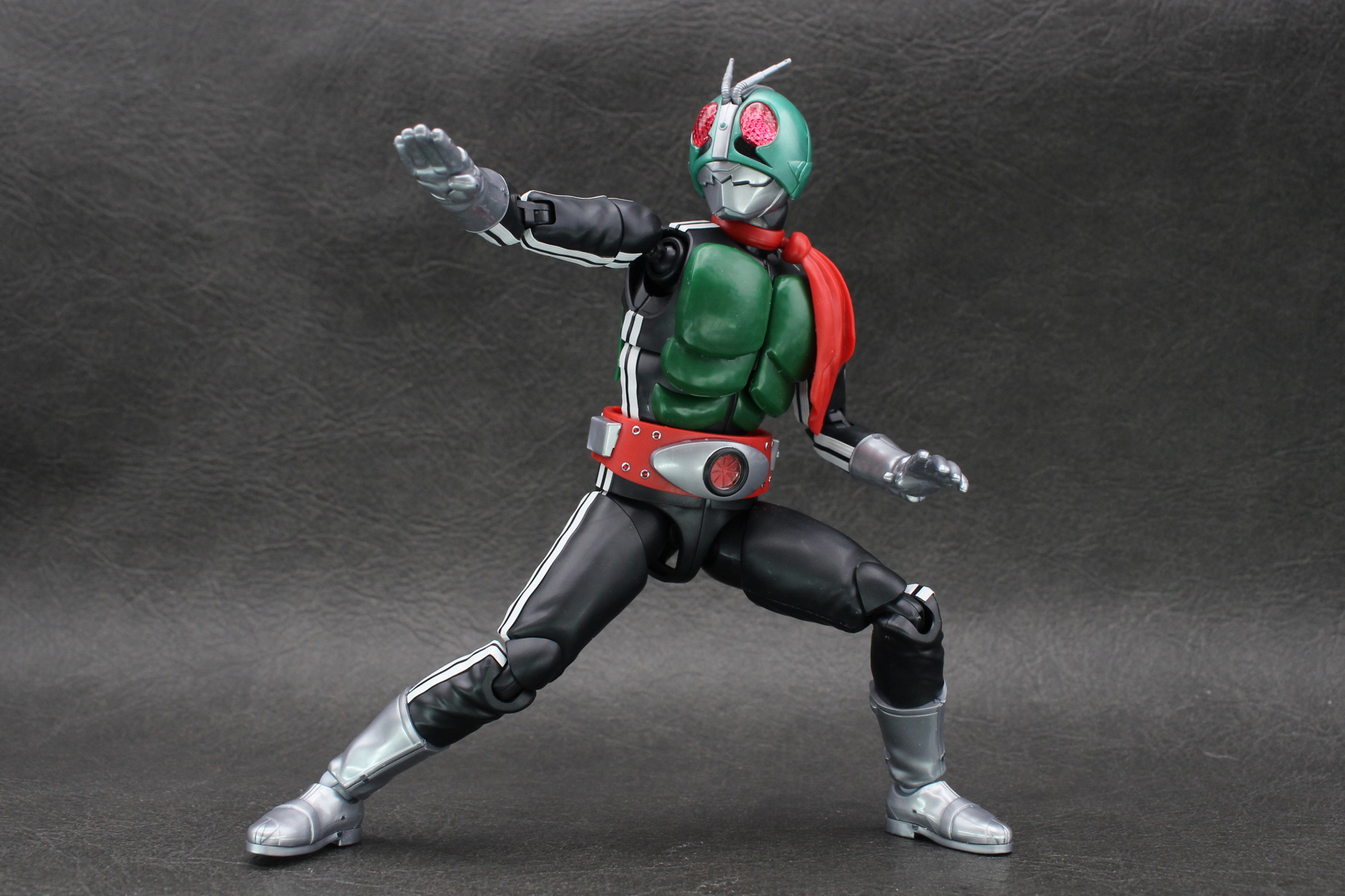 当時の写真などで見たポーズも自在だ