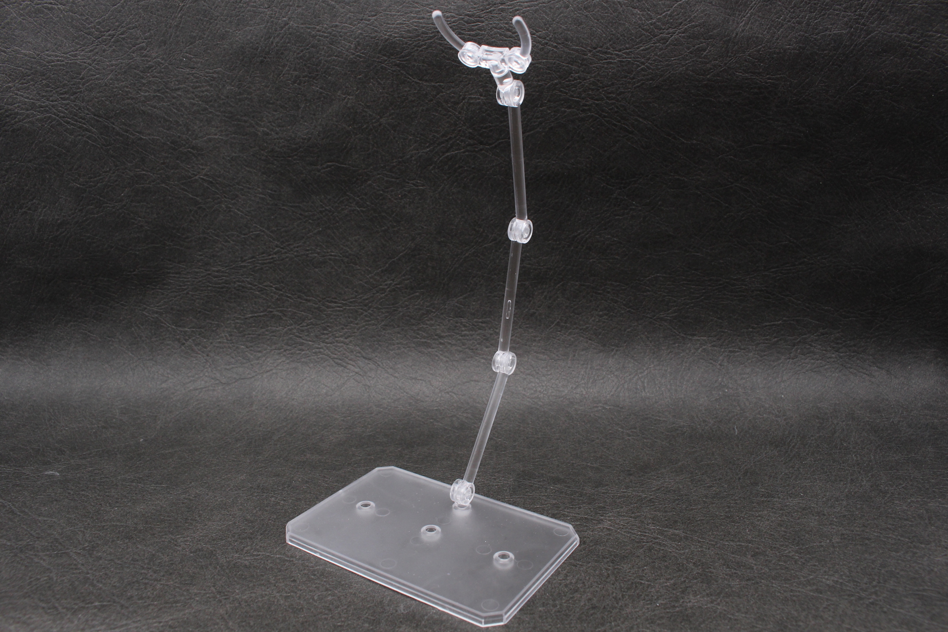 「アクションベース6」と同等の組み立て式台座が同梱。本体にはベース用のジョイントがないので、先端はクリップタイプとなる