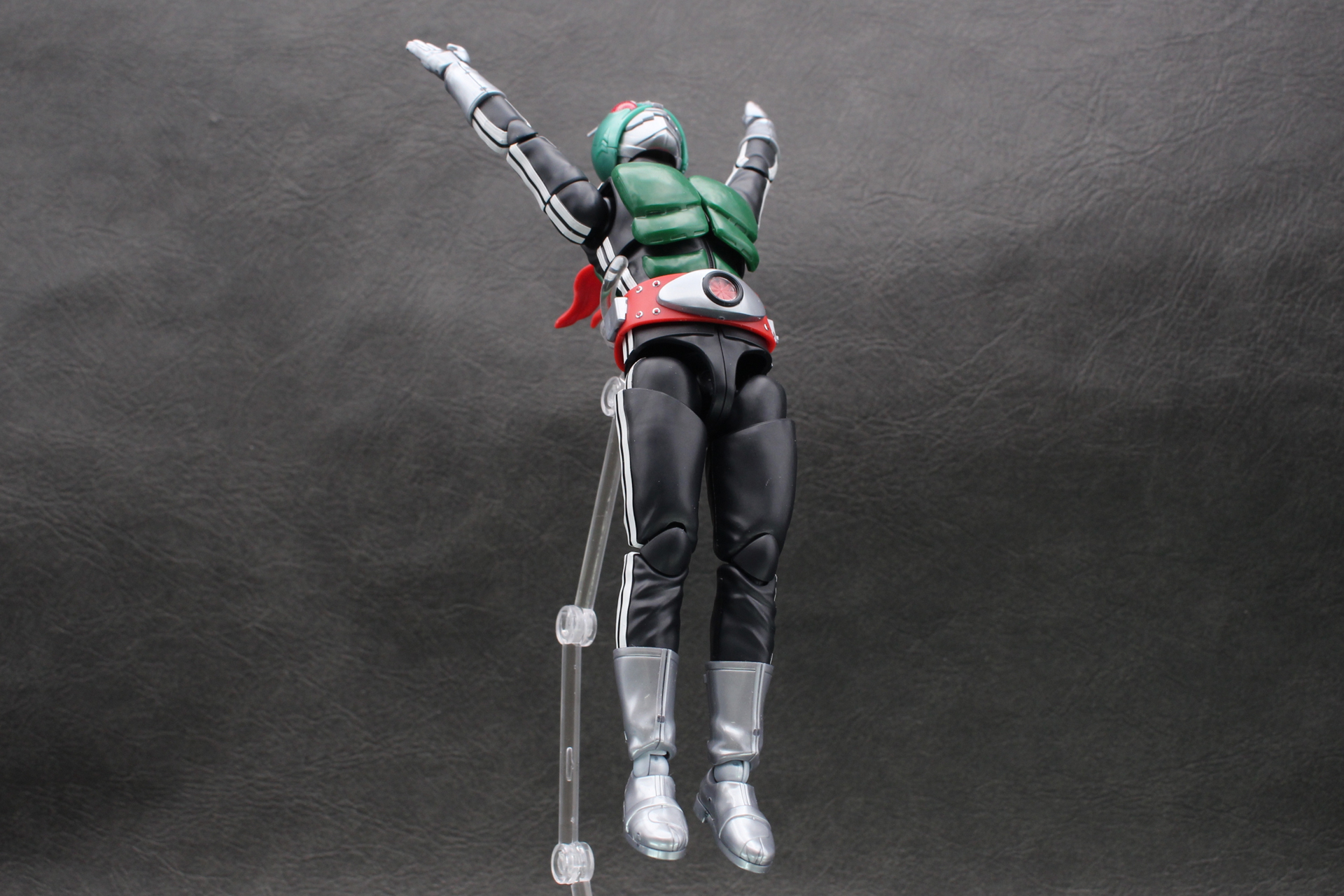 ライダージャンプからのライダーキックが炸裂！