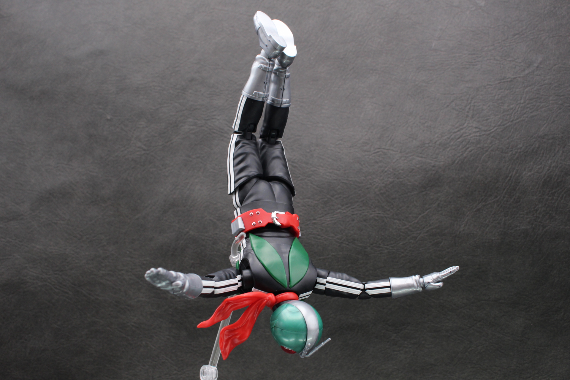 ライダージャンプからのライダーキックが炸裂！