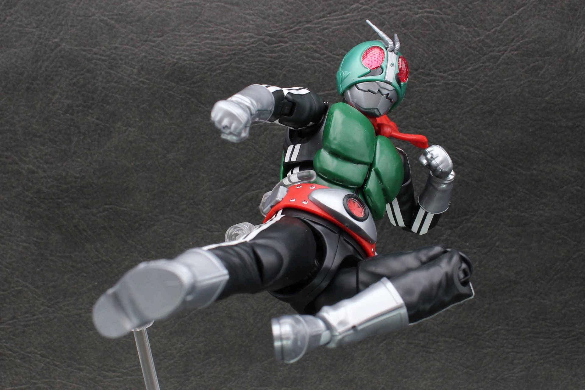 ライダージャンプからのライダーキックが炸裂！