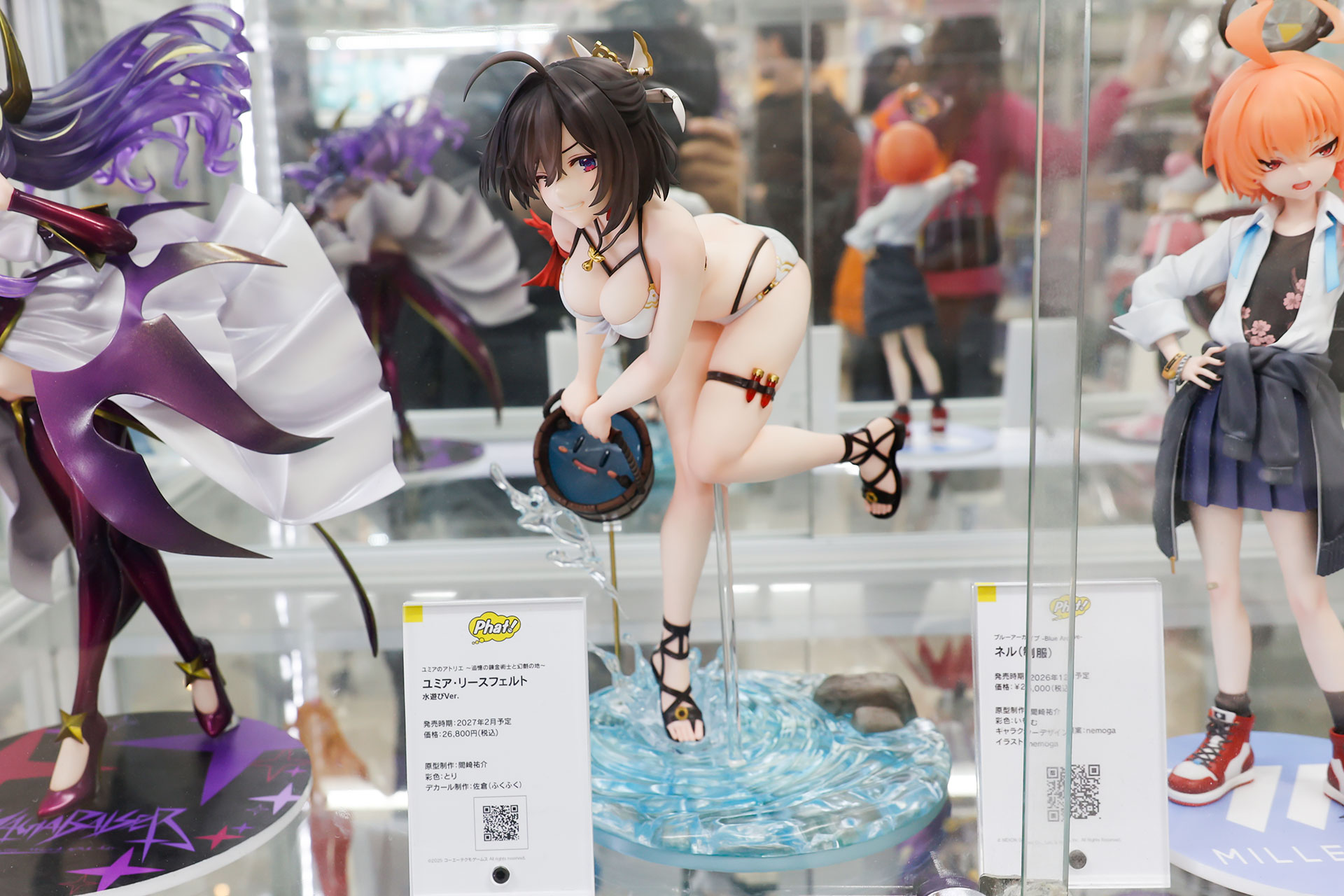 フィギュアの素材はプラスチックで、全高は約250mmだ