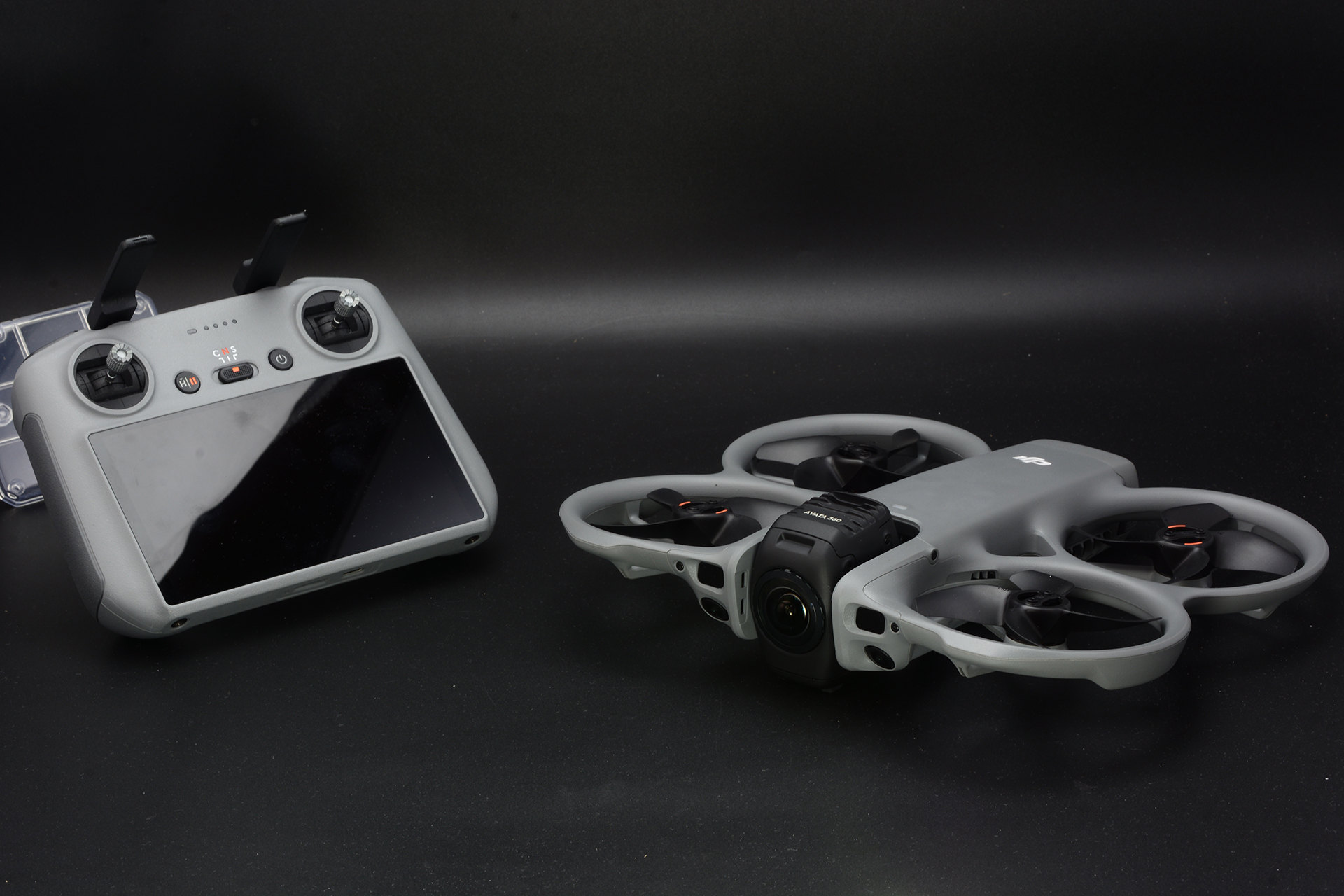 DJIの新型ドローン「DJI Avata 360」。写真はドローン本体と送信機「DJI RC 2」だ。4月からは機体単体に加え、送信機「DJI RC 2」とのセット、ゴーグル「DJI Goggles N3」とモーションコントローラー「DJI RC Motion 3」とのセットが販売される。