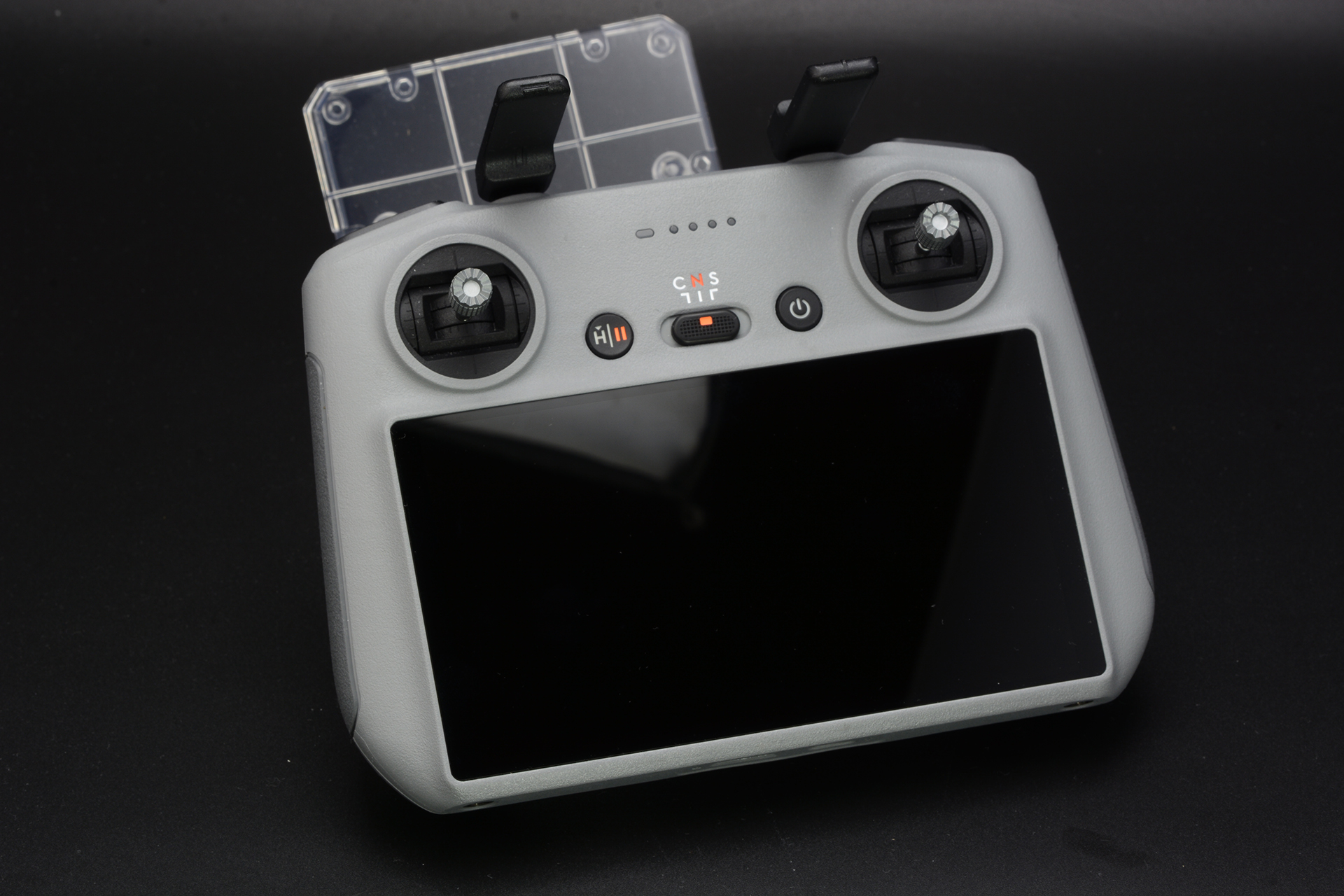 送信機「DJI RC 2」。スマホを必要とせずドローンを操作できる。スクリーンはタッチパネル対応だ
