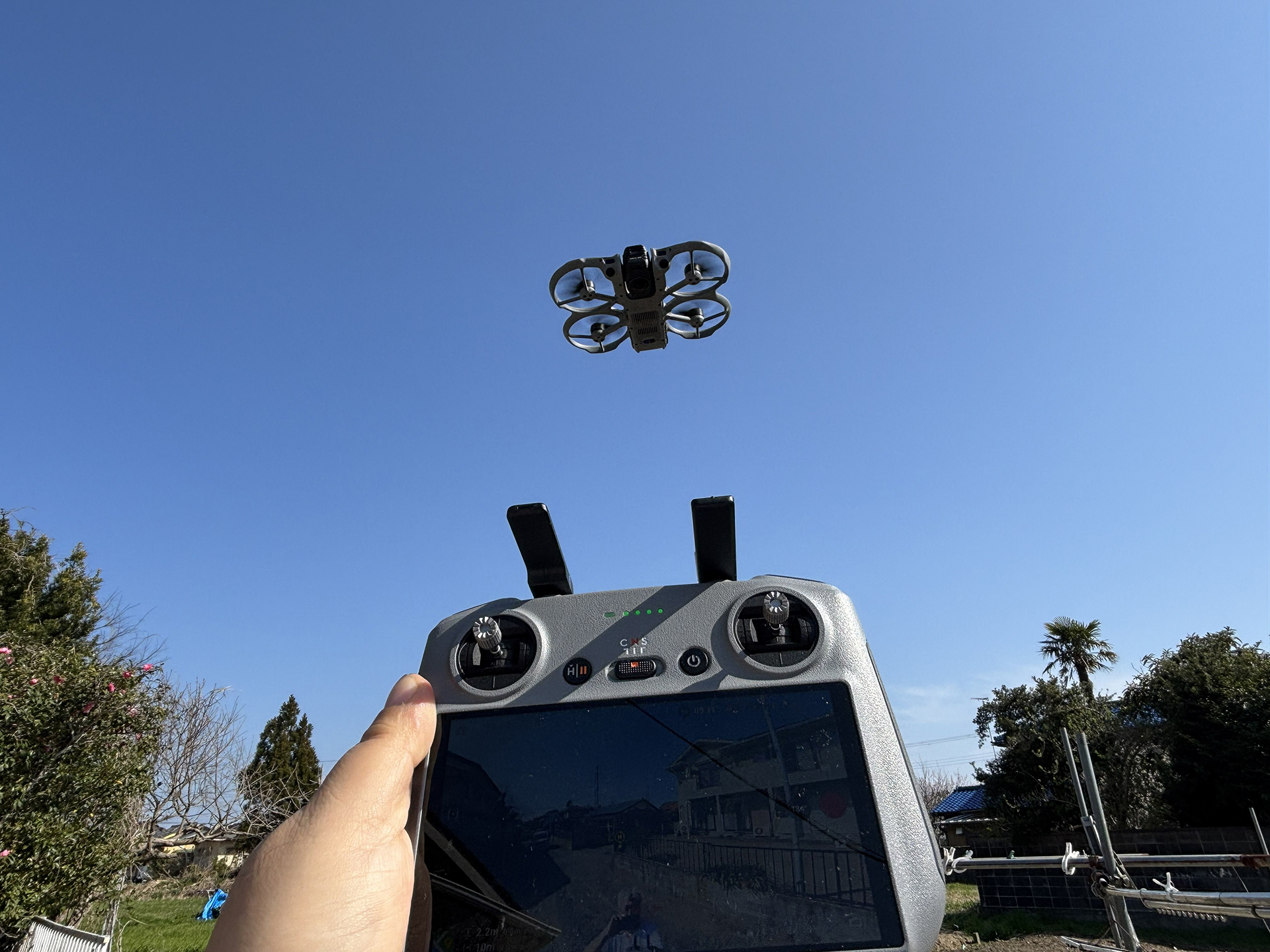 ドローンが撮影している映像がスクリーンに映し出される