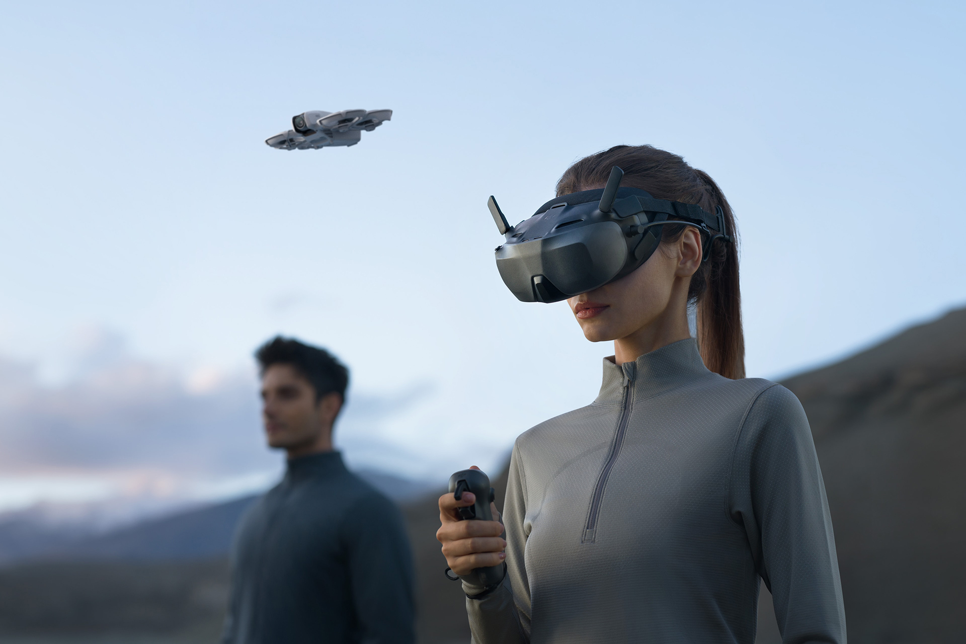 「DJI Avata 360」はDJIのゴーグルとモーションコントローラーに対応し、「FPV(First Person View：一人称視点)飛行」が可能となっているのも大きな特徴。しかし、日本の場合ゴーグル装着での操縦は「目視外飛行」にあたるため、屋外での飛行は国土交通省の許可が必要になるためハードルが高い。今後挑戦できる可能性を探り、ぜひ体験してみたい