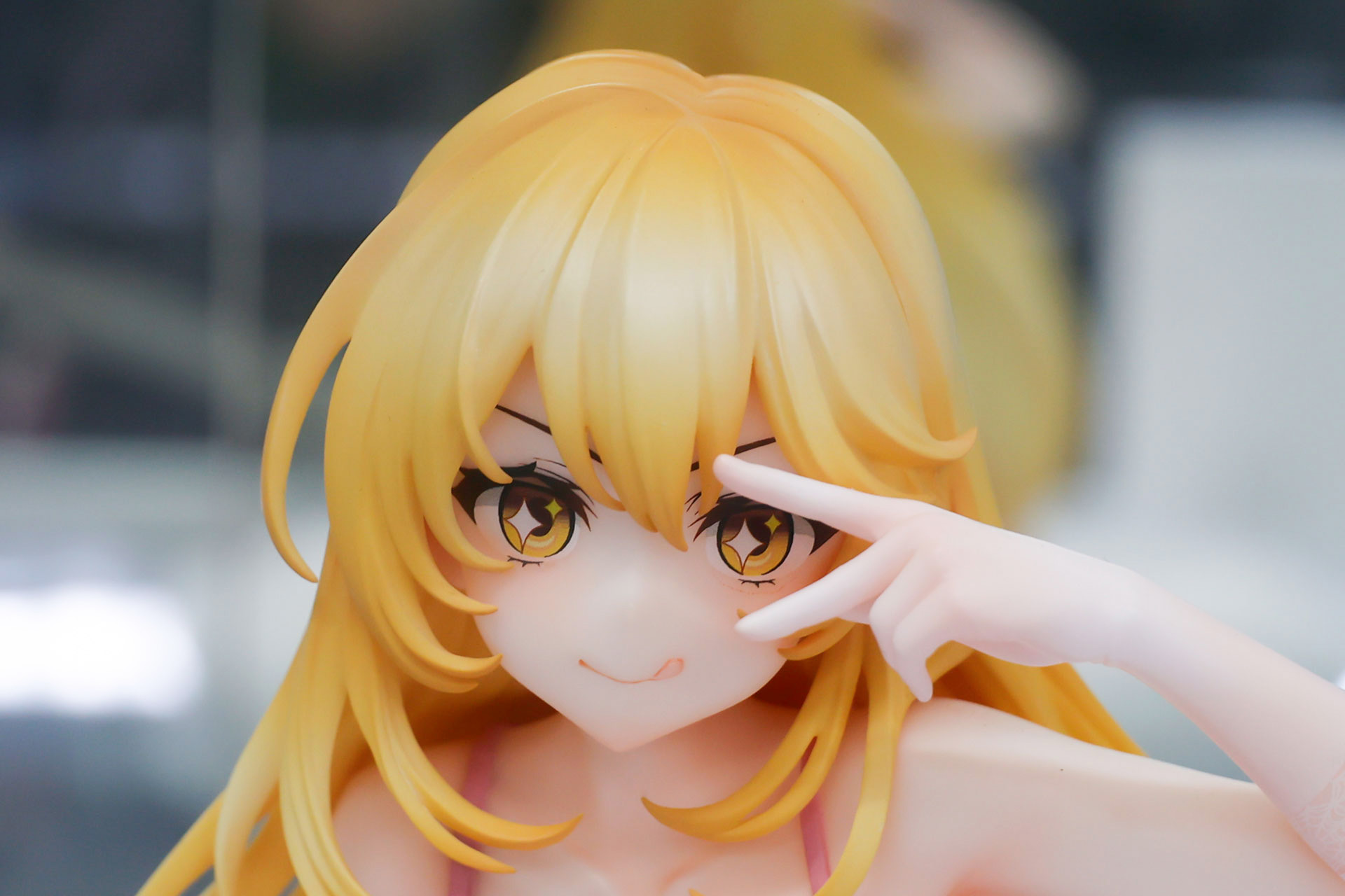 ややアイドルチックなポーズに見える!?