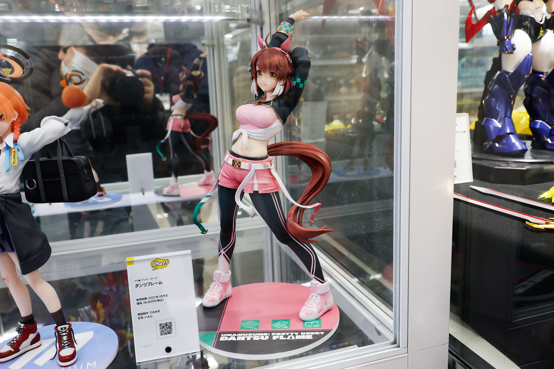 フィギュアの素材はプラスチックで、全高は約280mmだ
