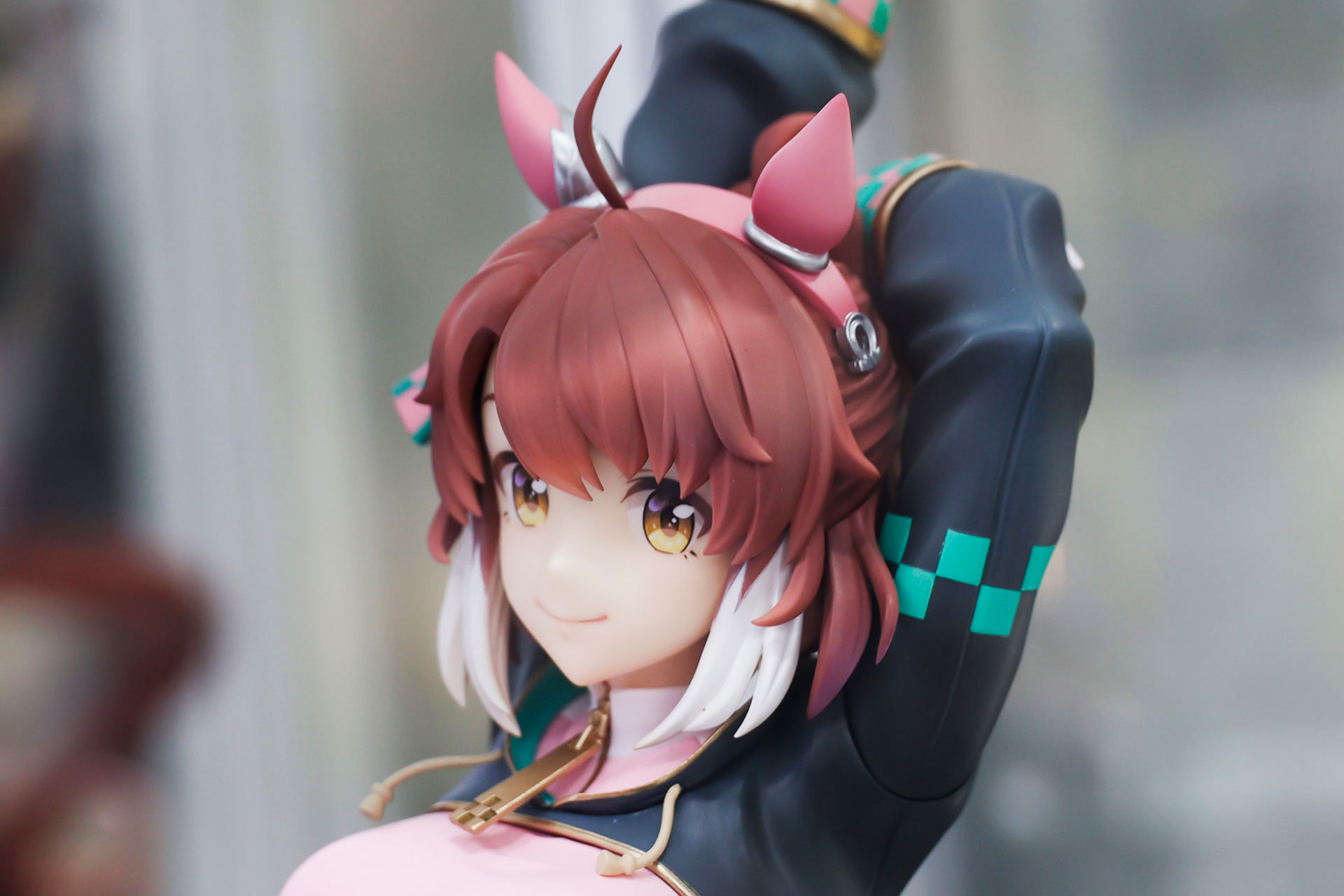 鋭利なアホ毛が飛び出している！